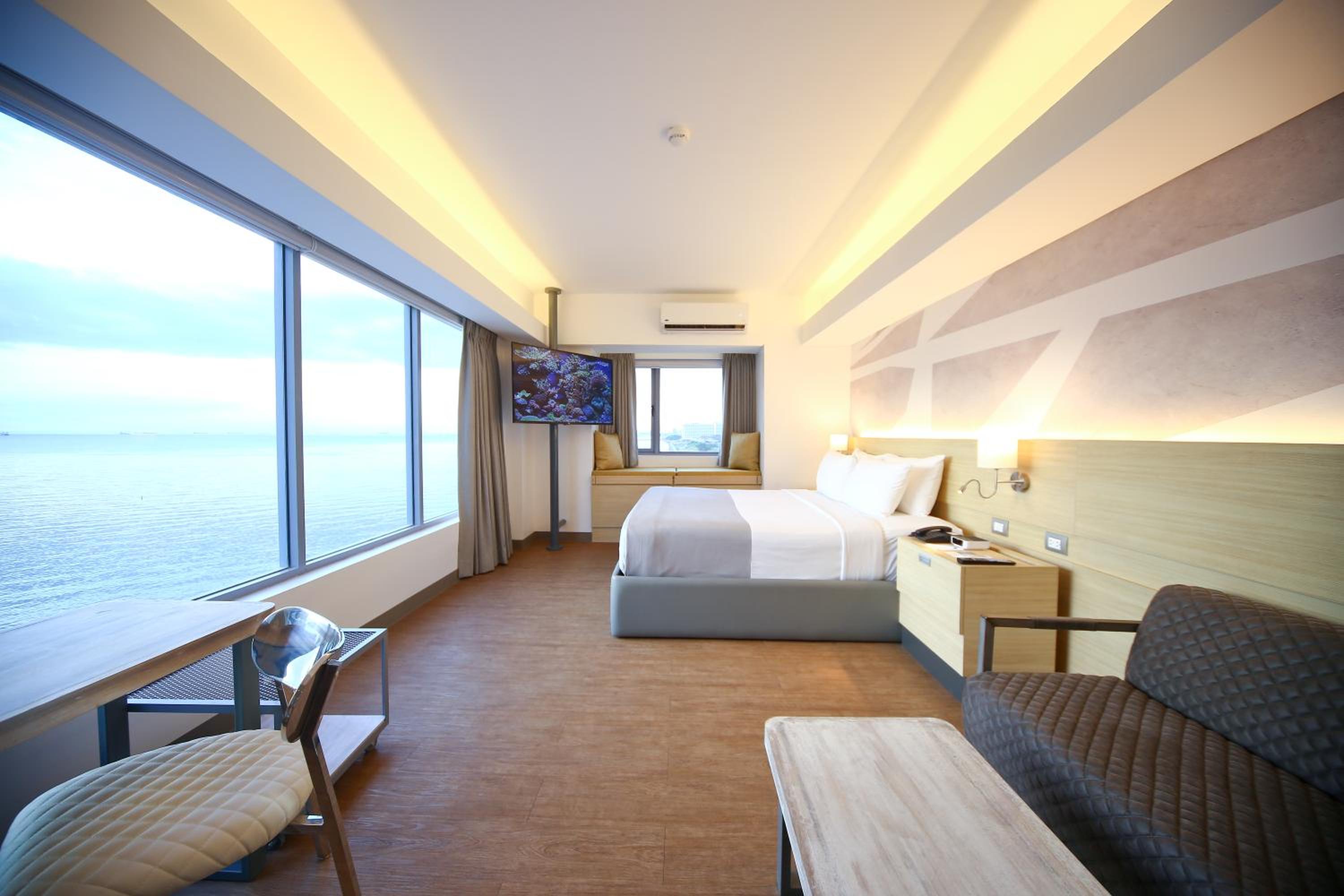 1 King Bed Sunset Suite Non Smoking - Photo 1