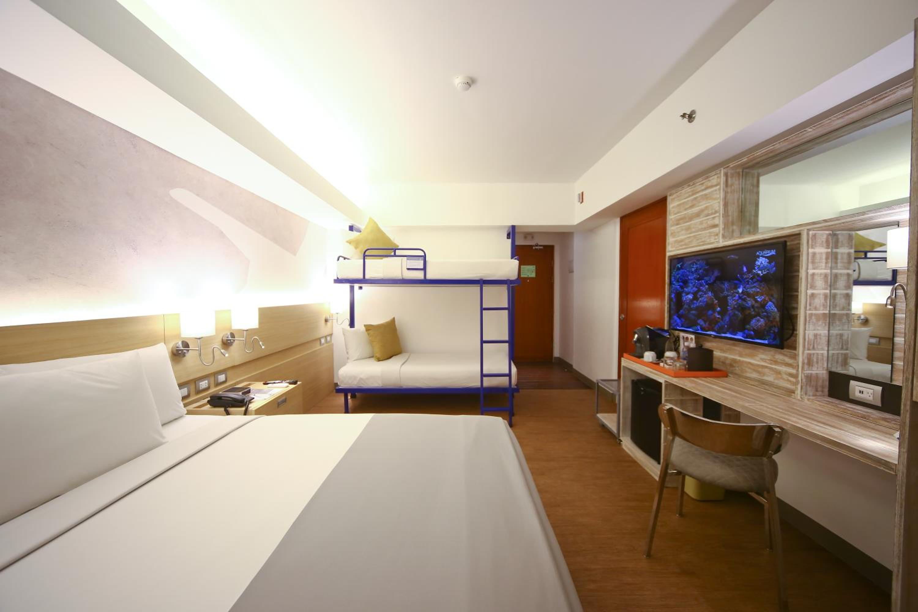1 Queen and 1 Bunk Bed Family Room - Photo 2