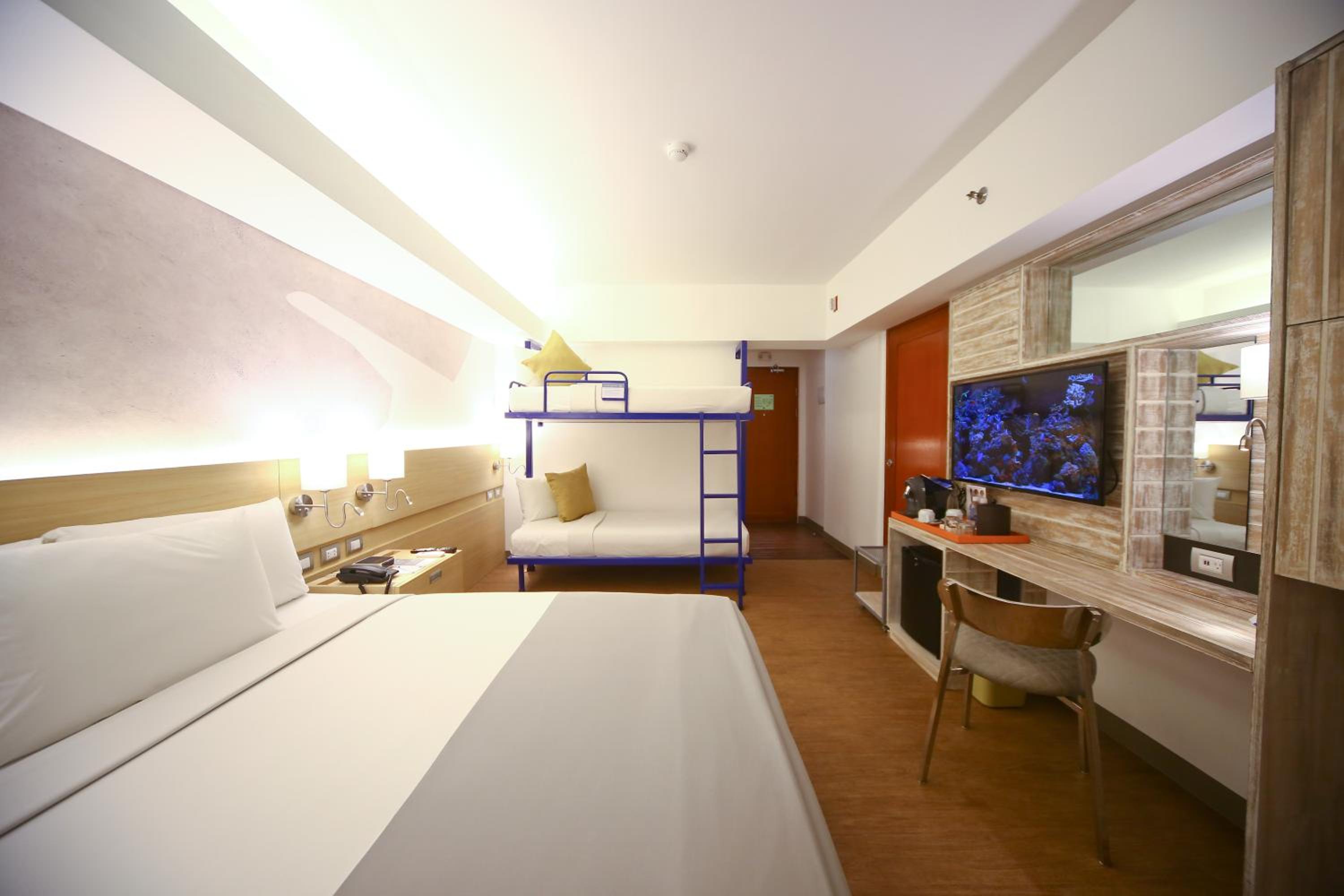 1 Queen and 1 Bunk Bed Family Room - Photo 3