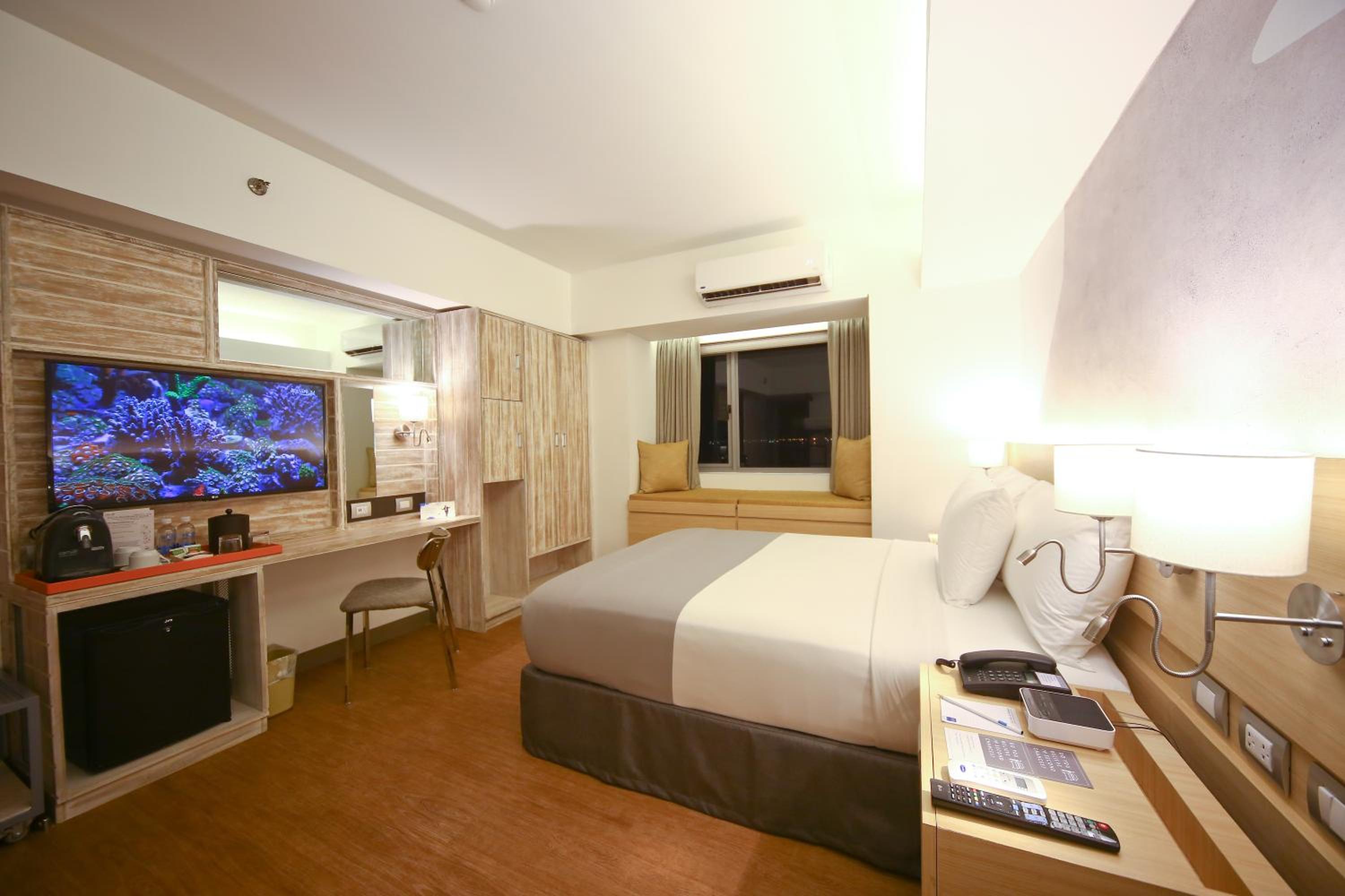 1 Queen and 1 Bunk Bed Family Room - Photo 4