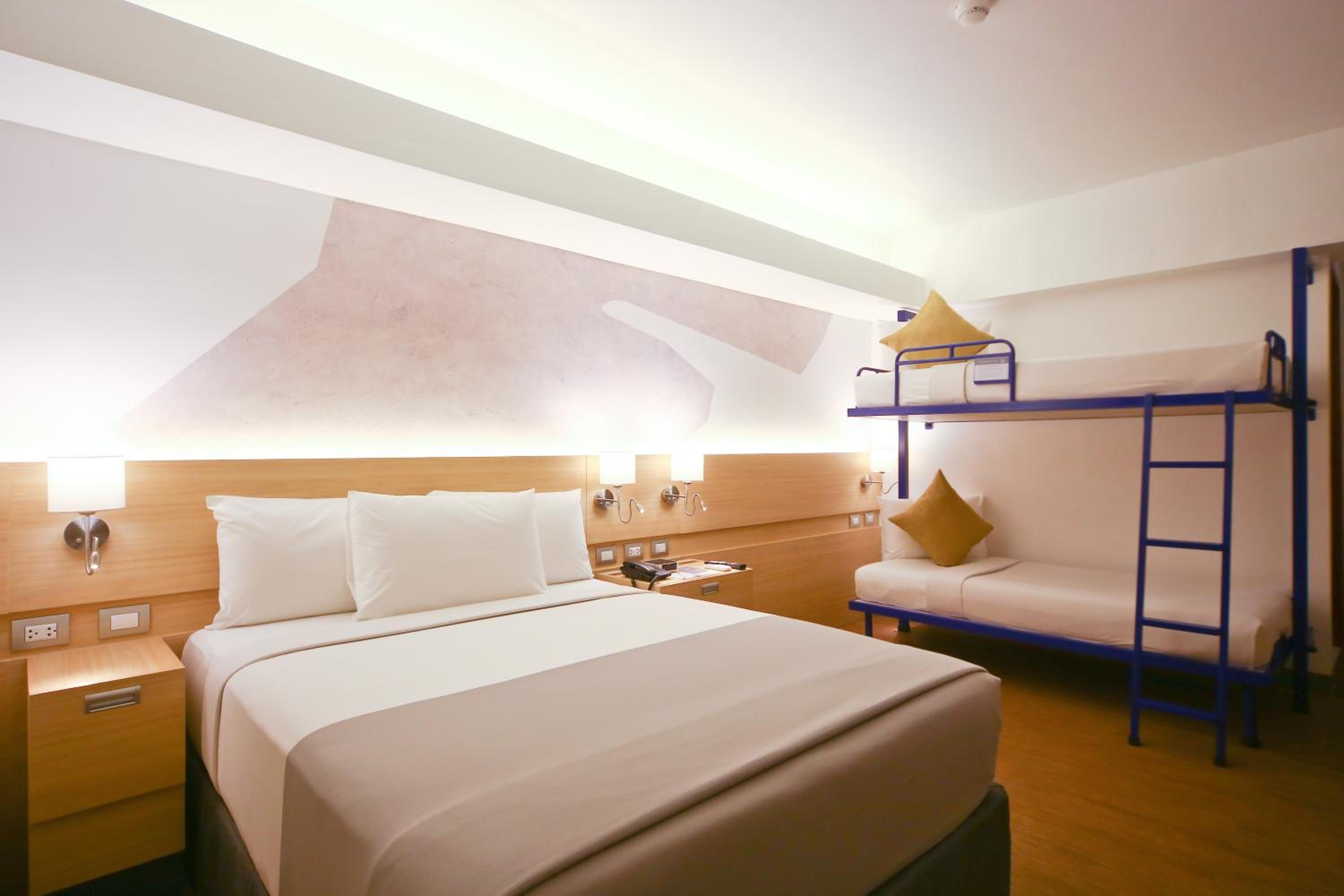 1 Queen and 1 Bunk Bed Family Room - Photo 5