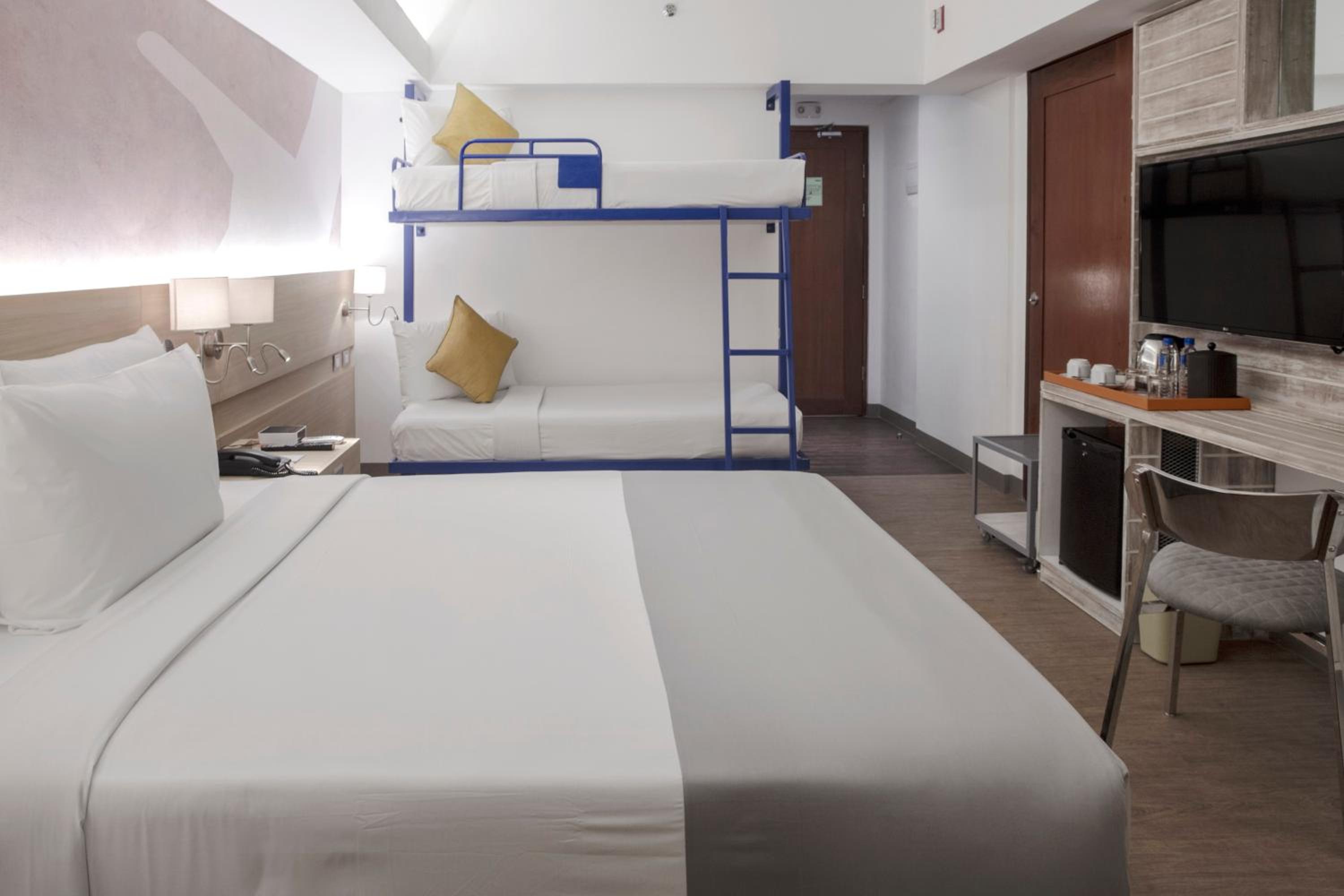 1 Queen and 1 Bunk Bed Family Room - Photo 6