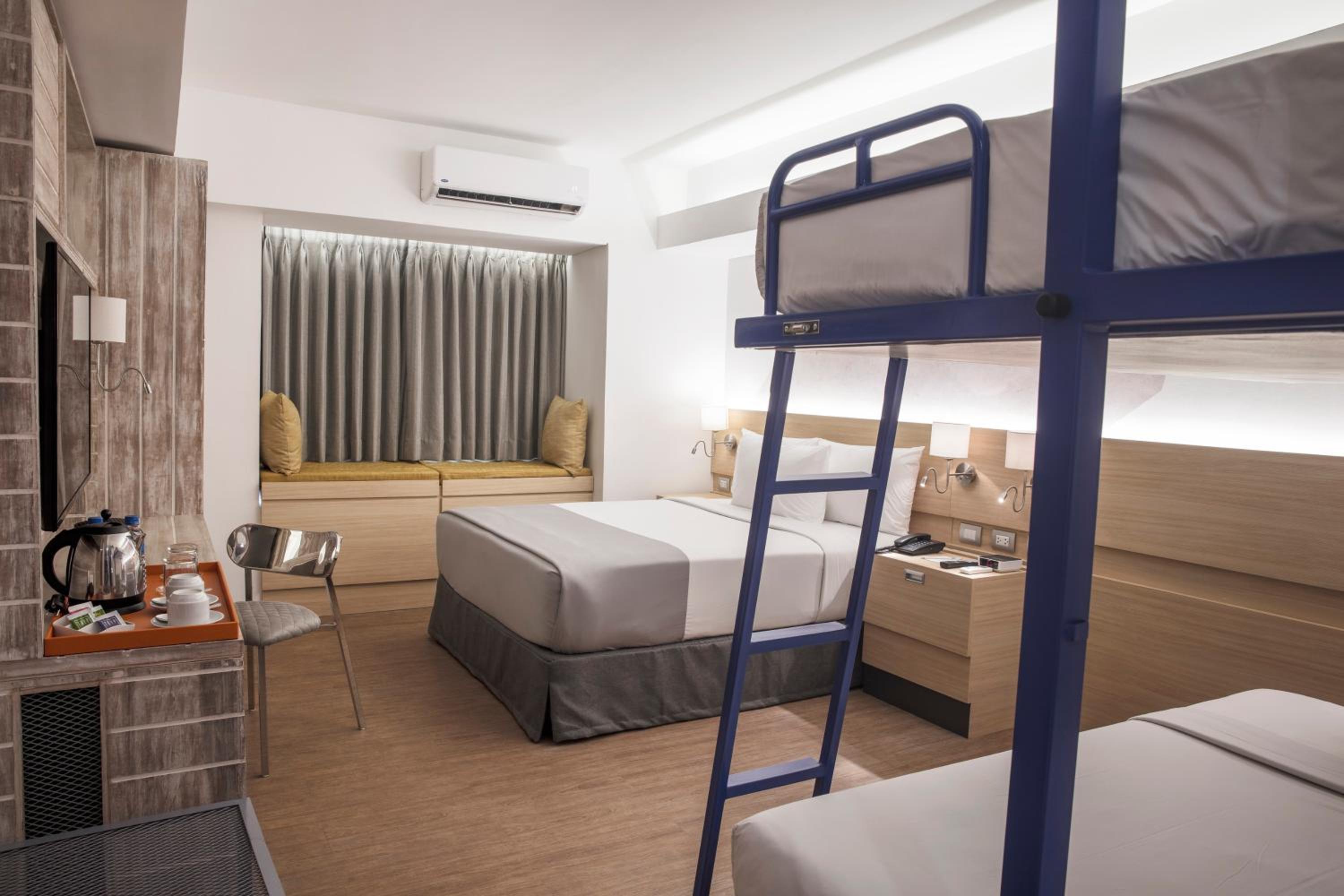 1 Queen and 1 Bunk Bed Family Room - Photo 7