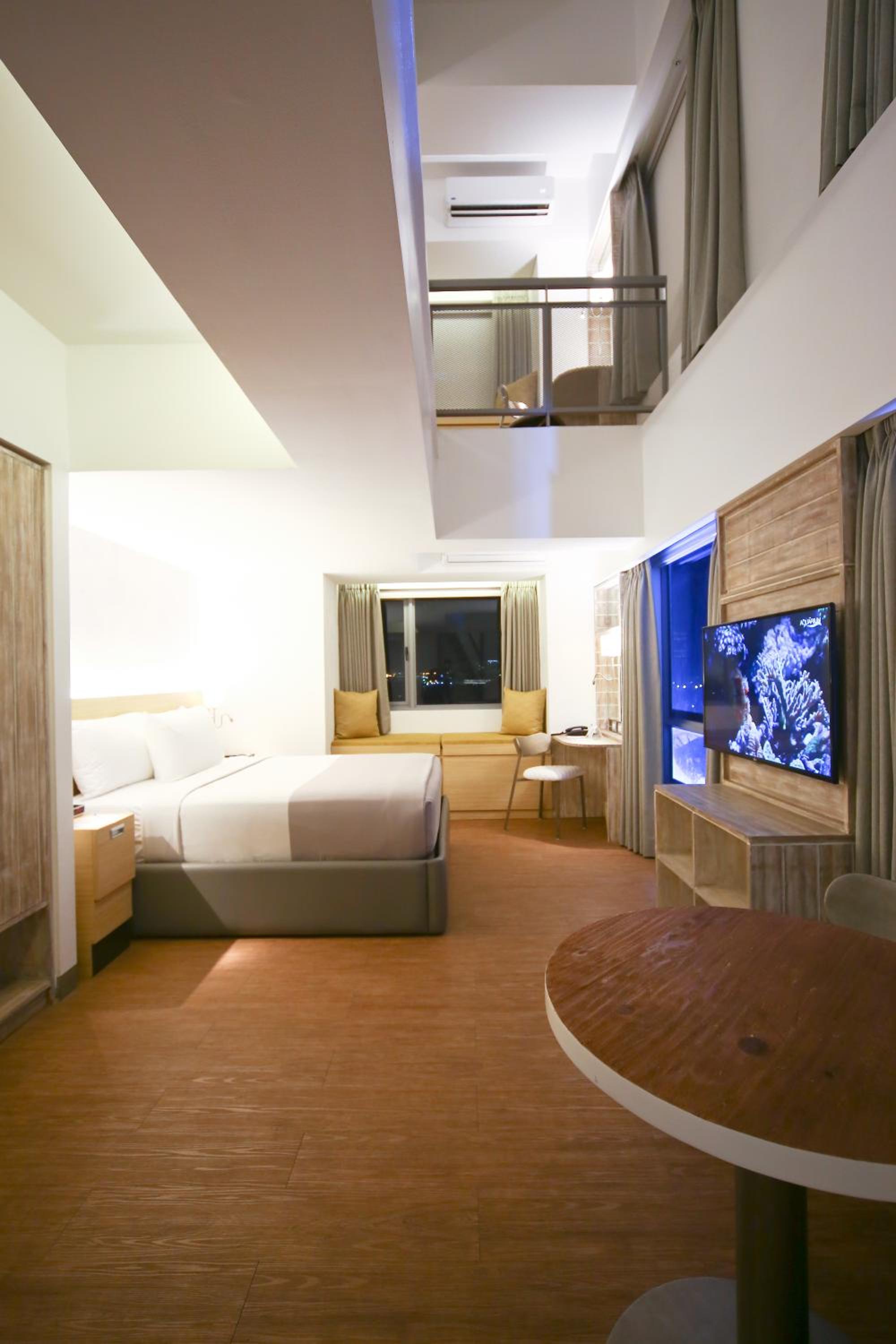 1 Queen and 1 Bunk Bed Family Loft Bay View - Photo 2