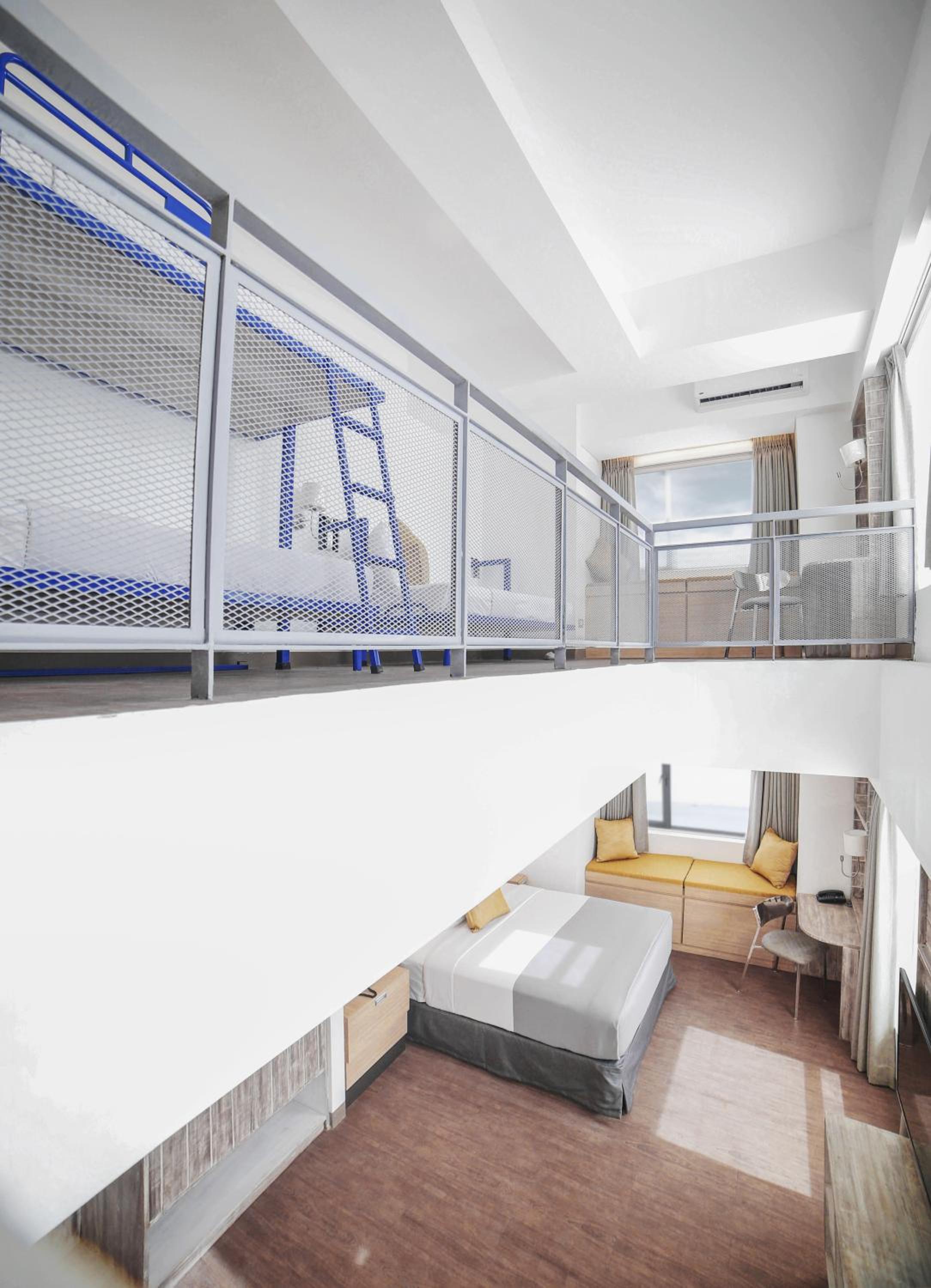 1 Queen and 1 Bunk Bed Family Loft Bay View - Photo 3