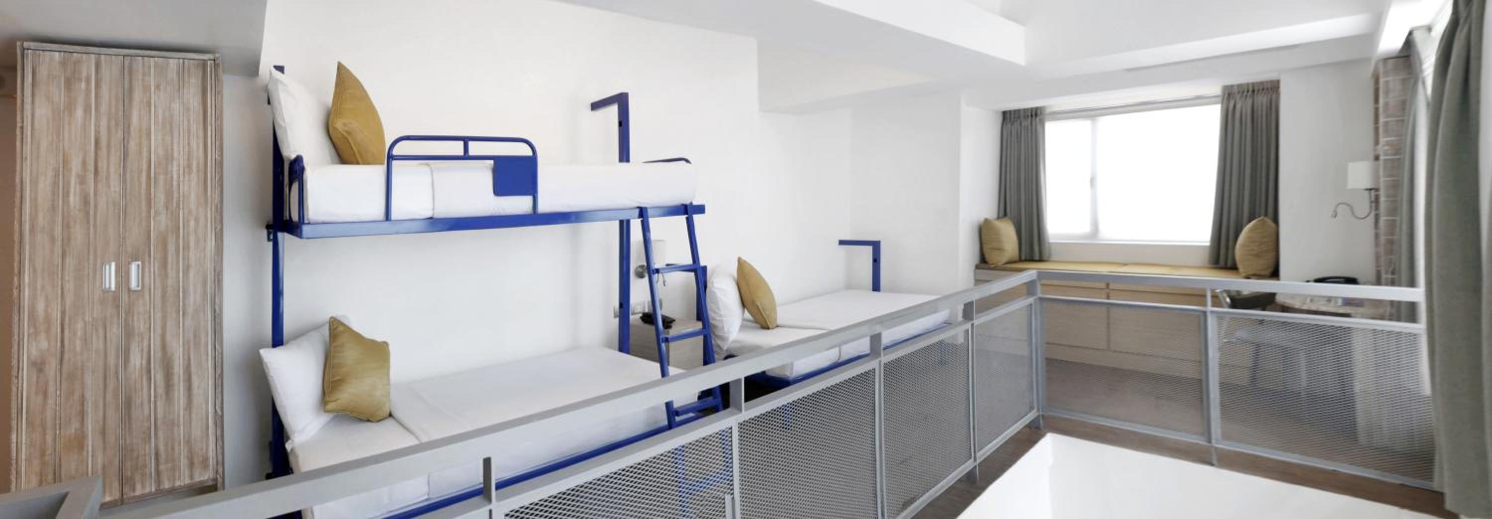 1 Queen and 1 Bunk Bed Family Loft Bay View - Photo 4