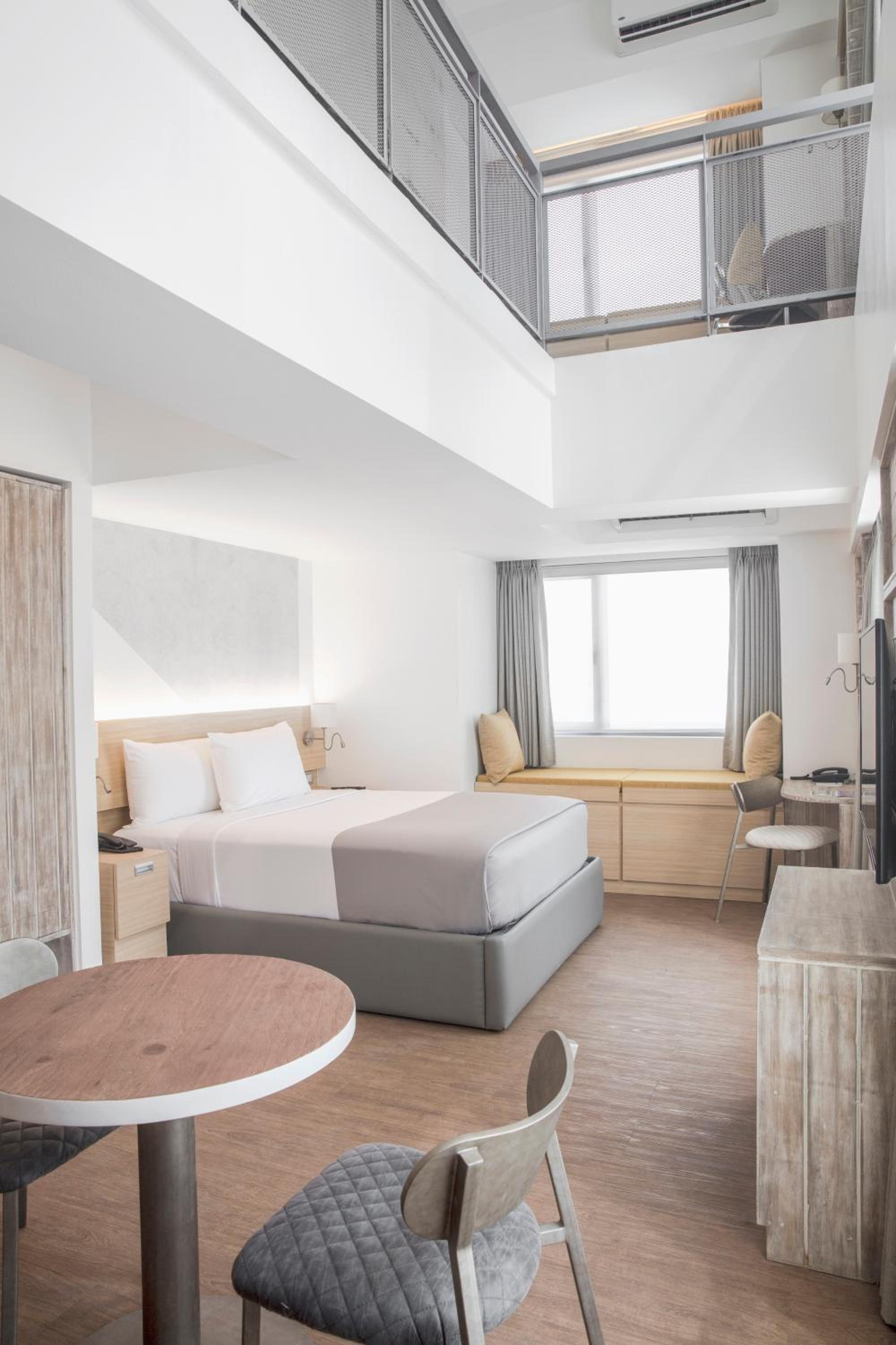 1 Queen and 1 Bunk Bed Family Loft Bay View - Photo 5
