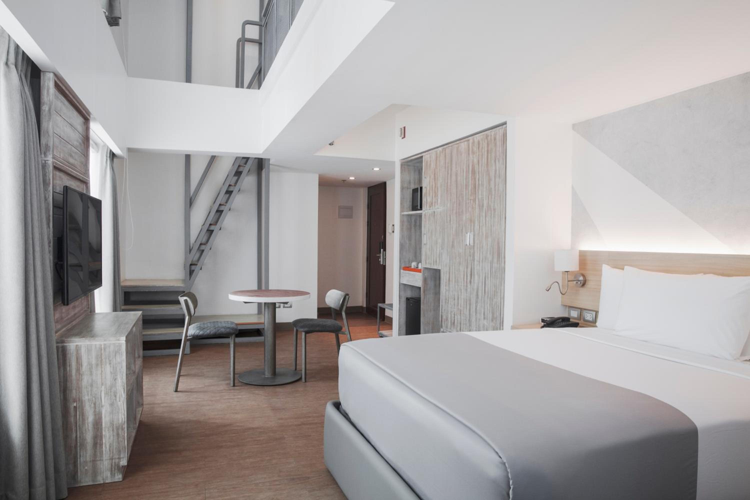 1 Queen and 1 Bunk Bed Family Loft Bay View - Photo 6