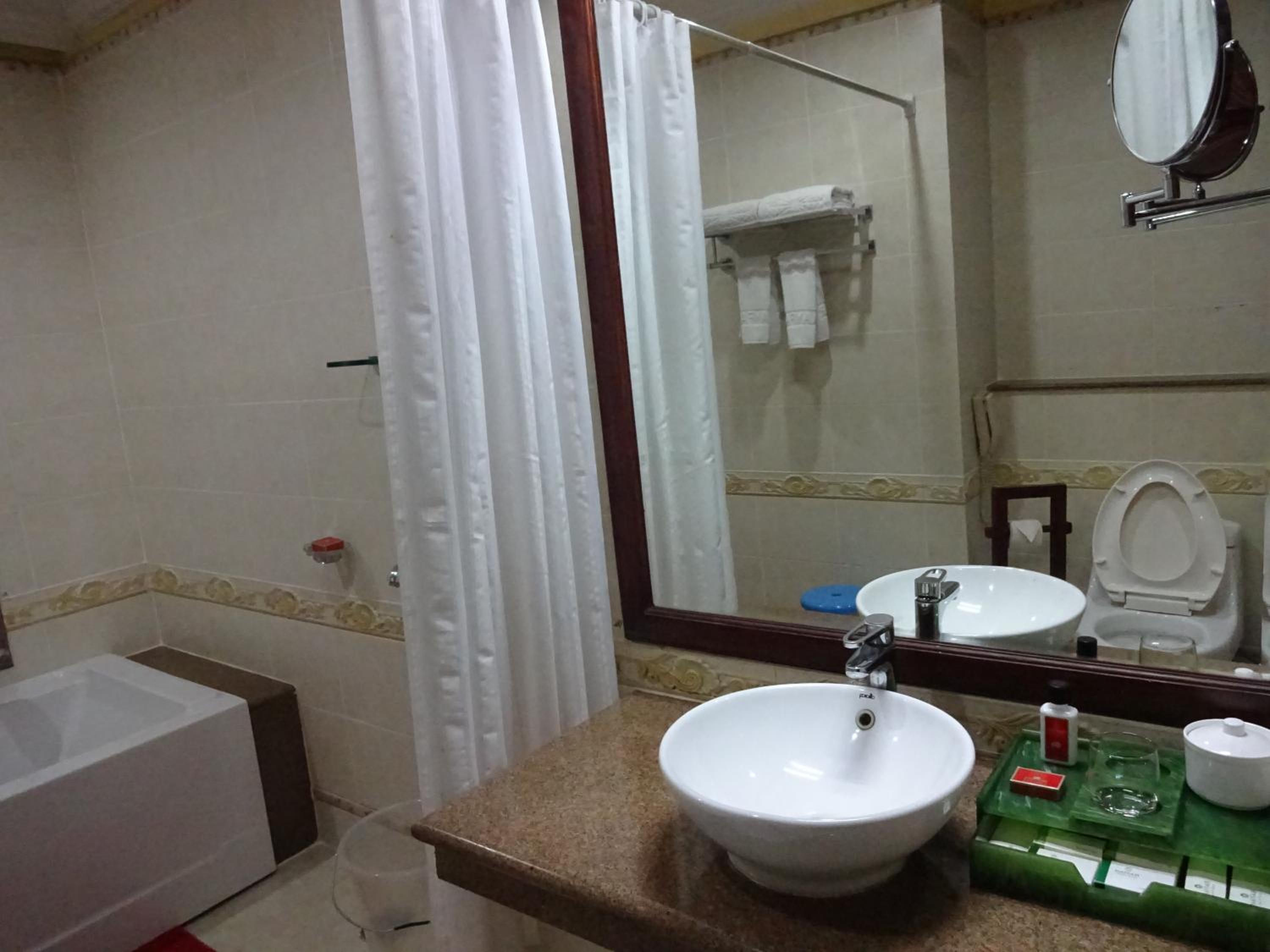 Deluxe Room - 10% Discount on Foods & Soft Beverages* | 15% Discounts on Laundry Services* | INR 500 spa credit during your stay on selective Massage services. TnC Apply.* | Free Minibar - 2 cans of soft Beverages (Once on Arrival) - Photo 12