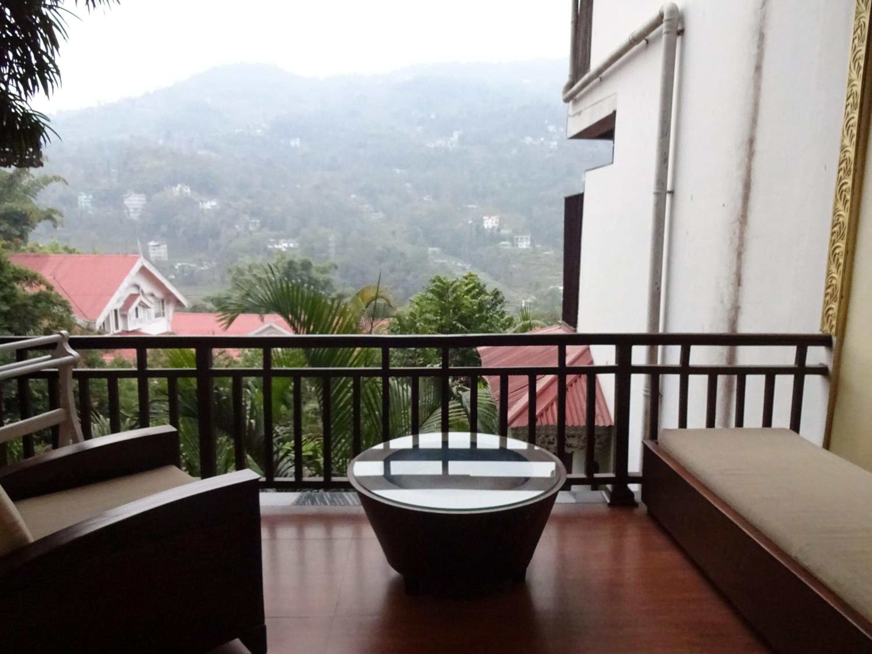 Deluxe Room - 10% Discount on Foods & Soft Beverages* | 15% Discounts on Laundry Services* | INR 500 spa credit during your stay on selective Massage services. TnC Apply.* | Free Minibar - 2 cans of soft Beverages (Once on Arrival) - Photo 9
