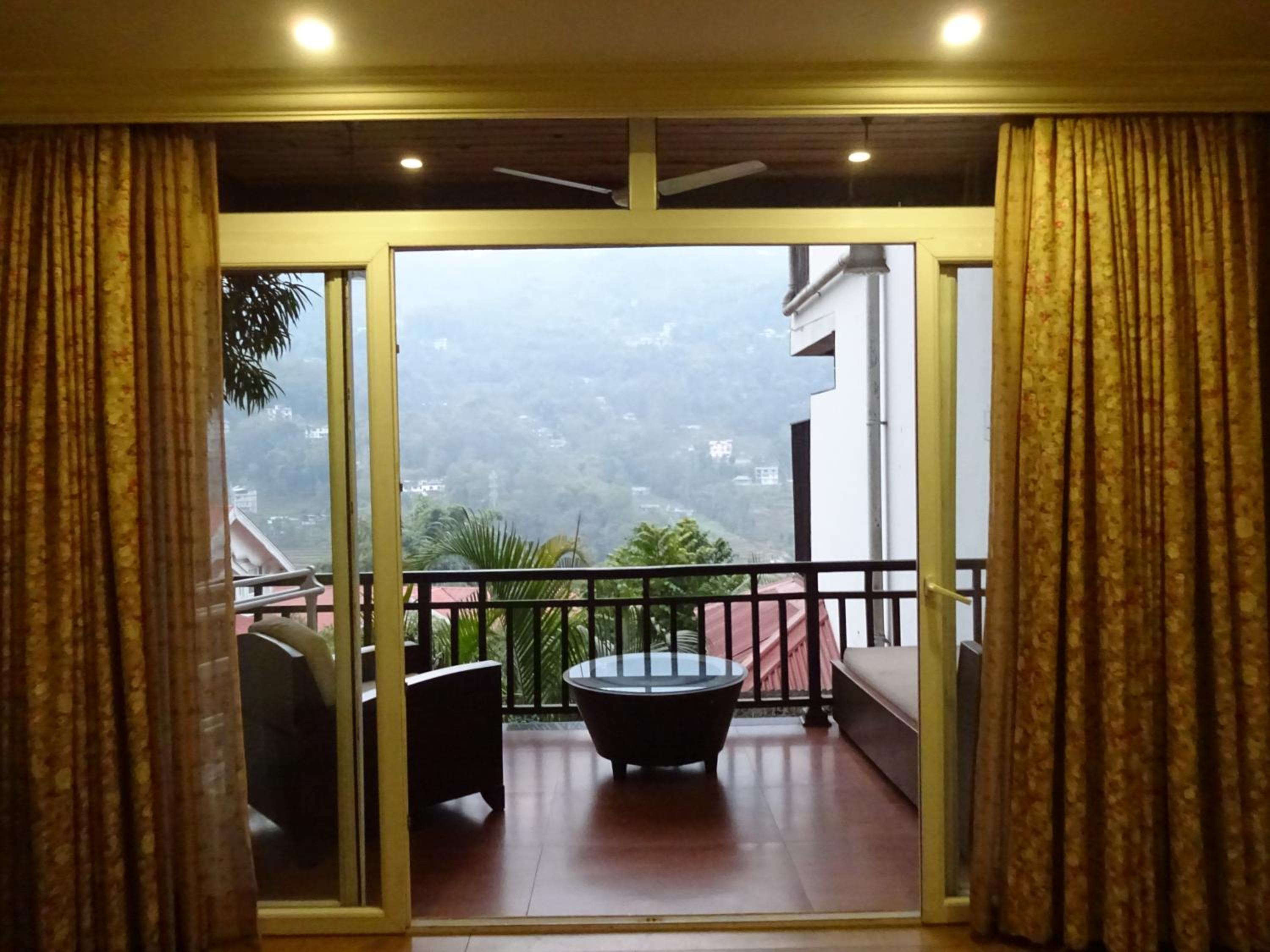 Deluxe Room - 10% Discount on Foods & Soft Beverages* | 15% Discounts on Laundry Services* | INR 500 spa credit during your stay on selective Massage services. TnC Apply.* | Free Minibar - 2 cans of soft Beverages (Once on Arrival) - Photo 8