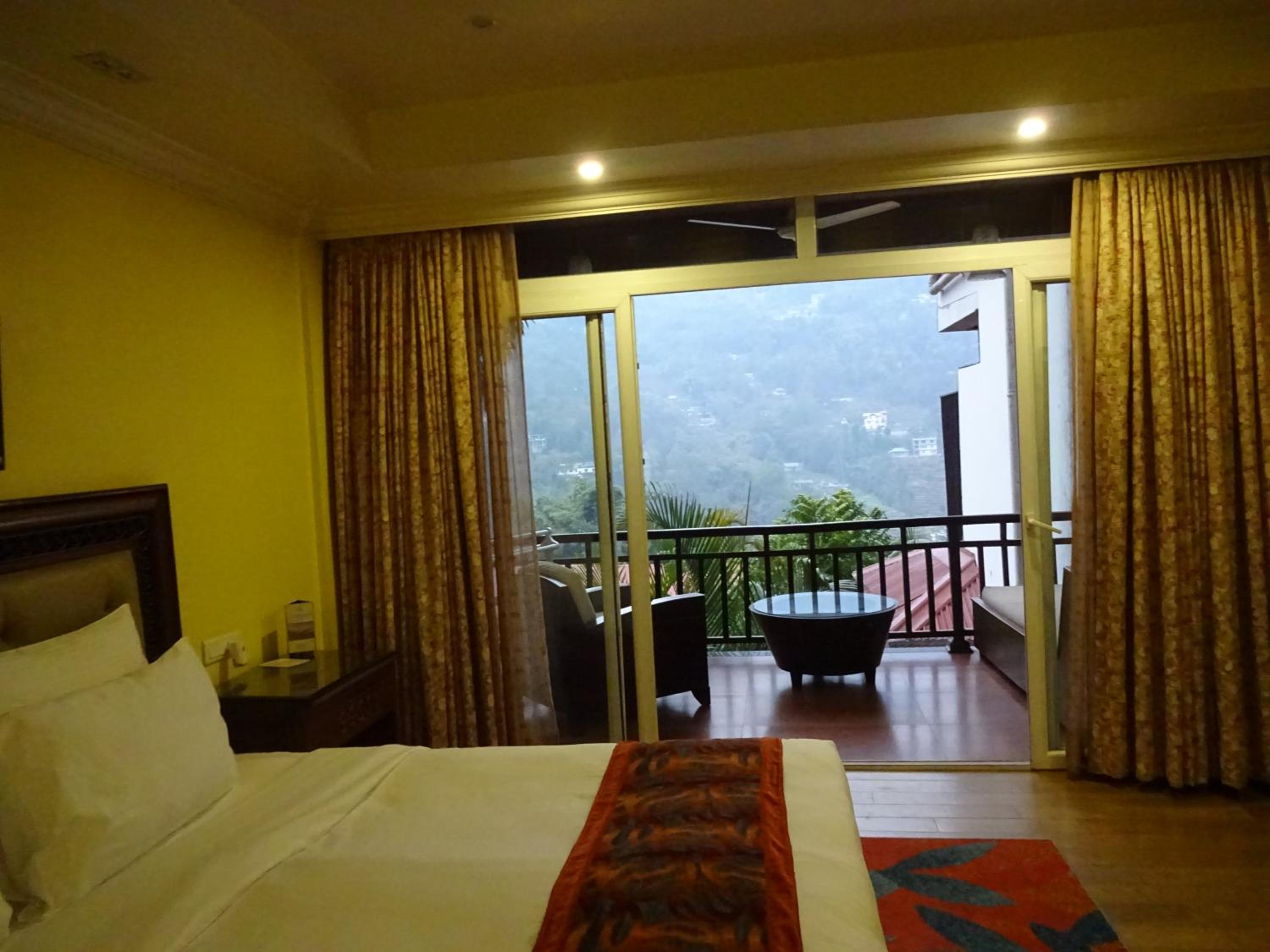 Deluxe Room - 10% Discount on Foods & Soft Beverages* | 15% Discounts on Laundry Services* | INR 500 spa credit during your stay on selective Massage services. TnC Apply.* | Free Minibar - 2 cans of soft Beverages (Once on Arrival) - Photo 3