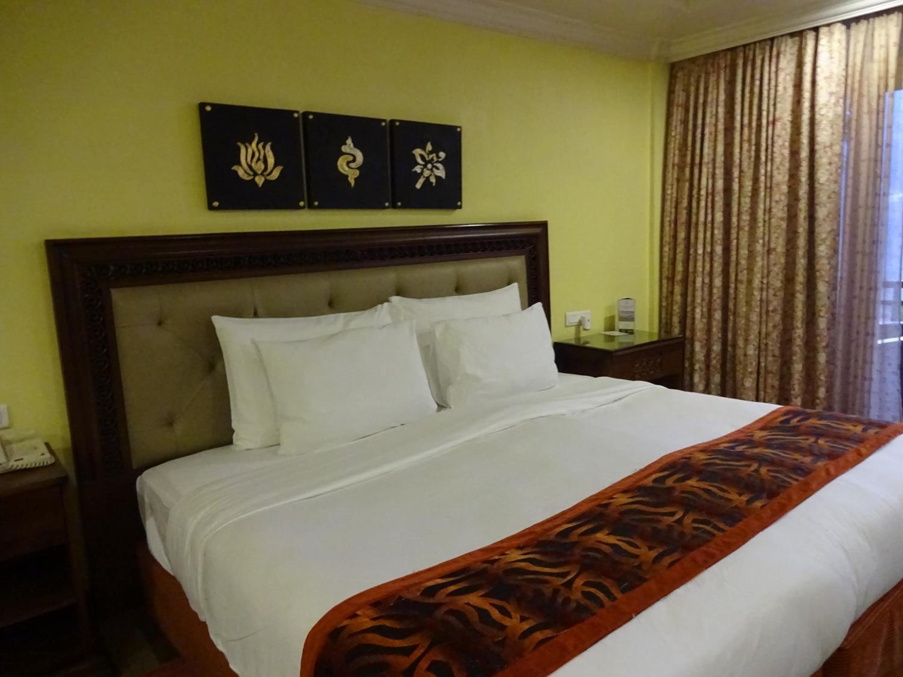 Imperial Villa - 10% Discount on Foods & Soft Beverages* | 15% Discounts on Laundry Services* | INR 500 spa credit during your stay on selective Massage services. TnC Apply.* | Free Minibar - 2 cans of soft Beverages (Once on Arrival) - Photo 5
