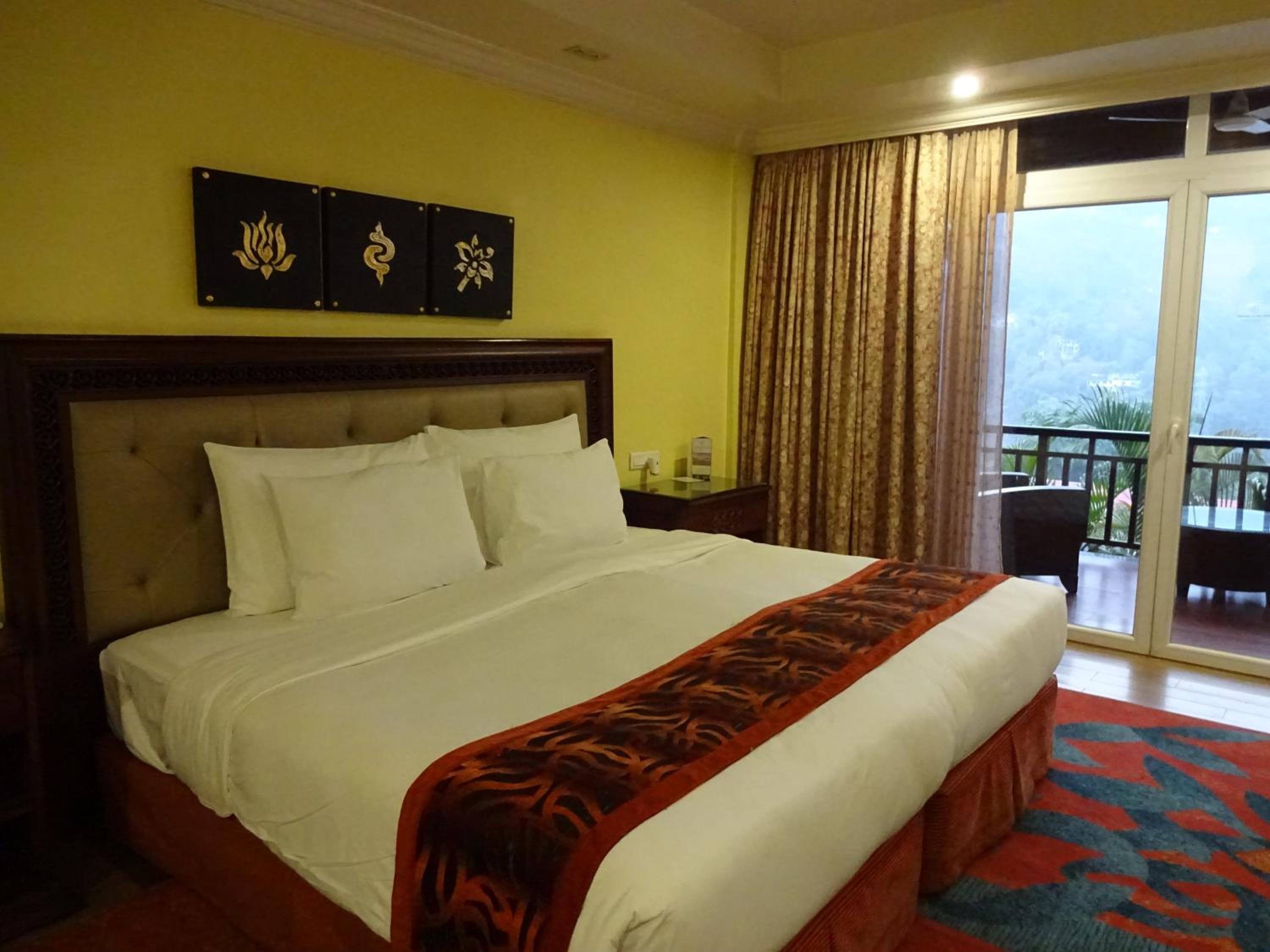 Deluxe Room - 10% Discount on Foods & Soft Beverages* | 15% Discounts on Laundry Services* | INR 500 spa credit during your stay on selective Massage services. TnC Apply.* | Free Minibar - 2 cans of soft Beverages (Once on Arrival) - Photo 5