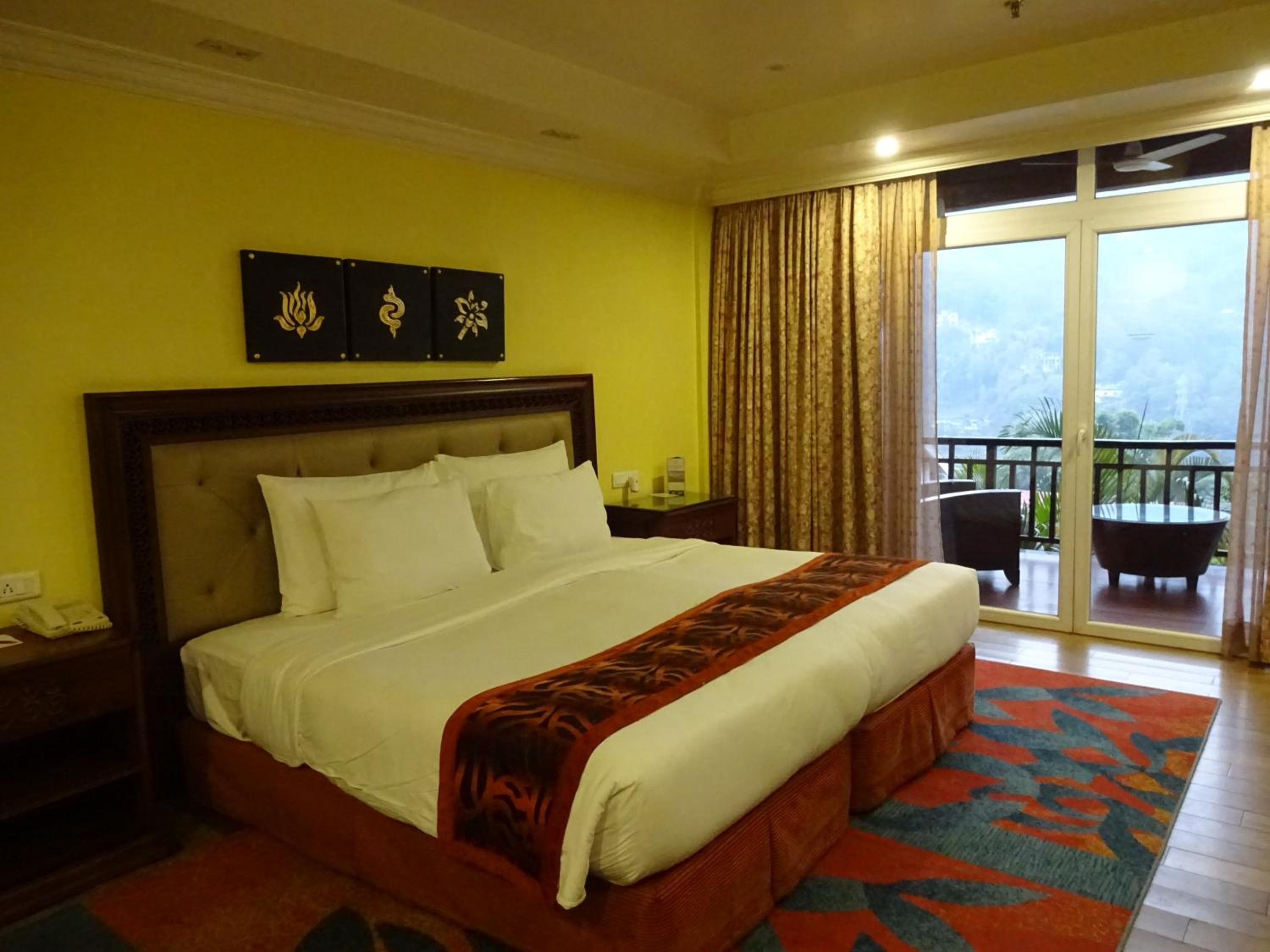 Deluxe Room - 10% Discount on Foods & Soft Beverages* | 15% Discounts on Laundry Services* | INR 500 spa credit during your stay on selective Massage services. TnC Apply.* | Free Minibar - 2 cans of soft Beverages (Once on Arrival) - Photo 4