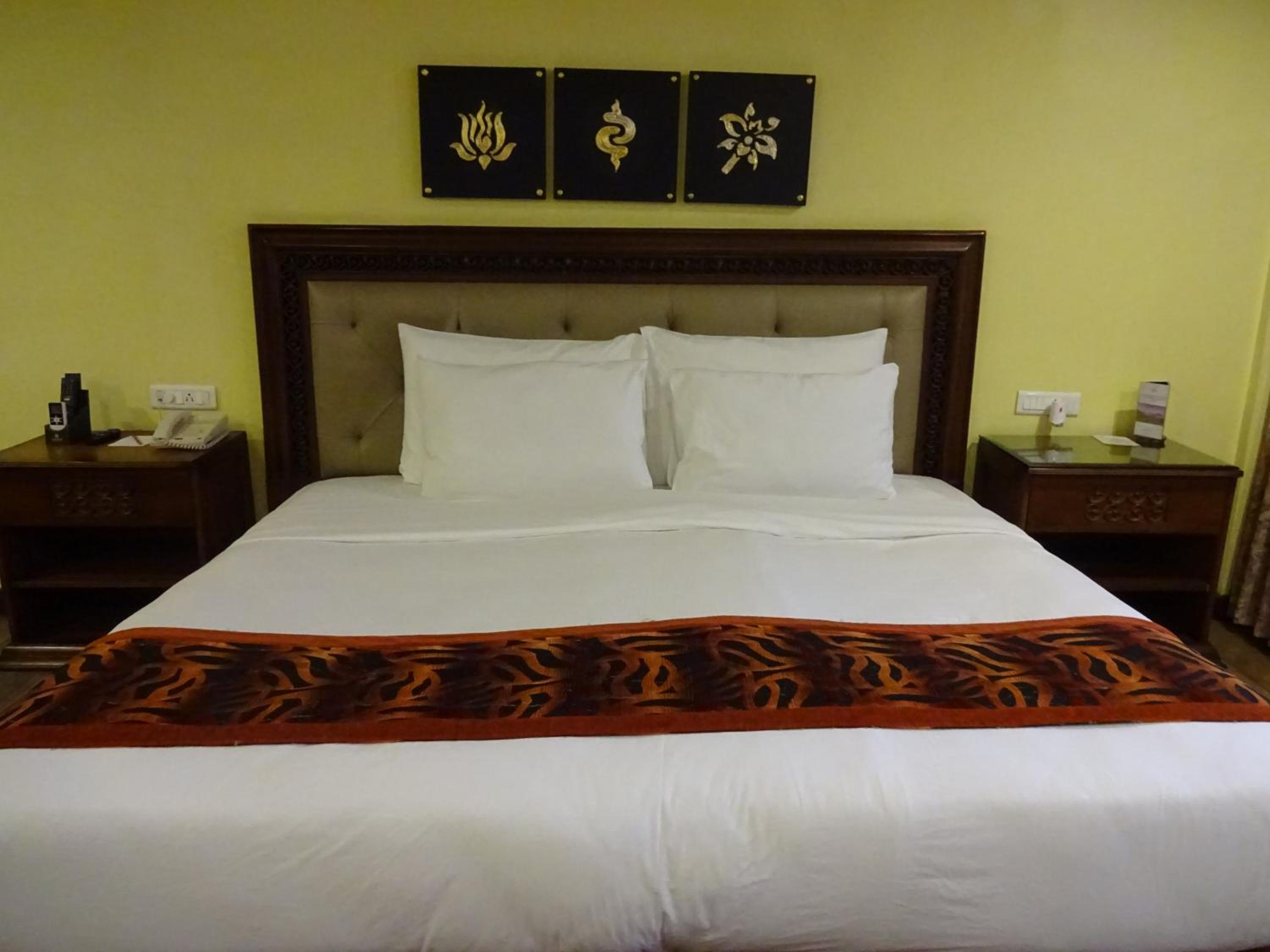 Deluxe Room - 10% Discount on Foods & Soft Beverages* | 15% Discounts on Laundry Services* | INR 500 spa credit during your stay on selective Massage services. TnC Apply.* | Free Minibar - 2 cans of soft Beverages (Once on Arrival) - Photo 6