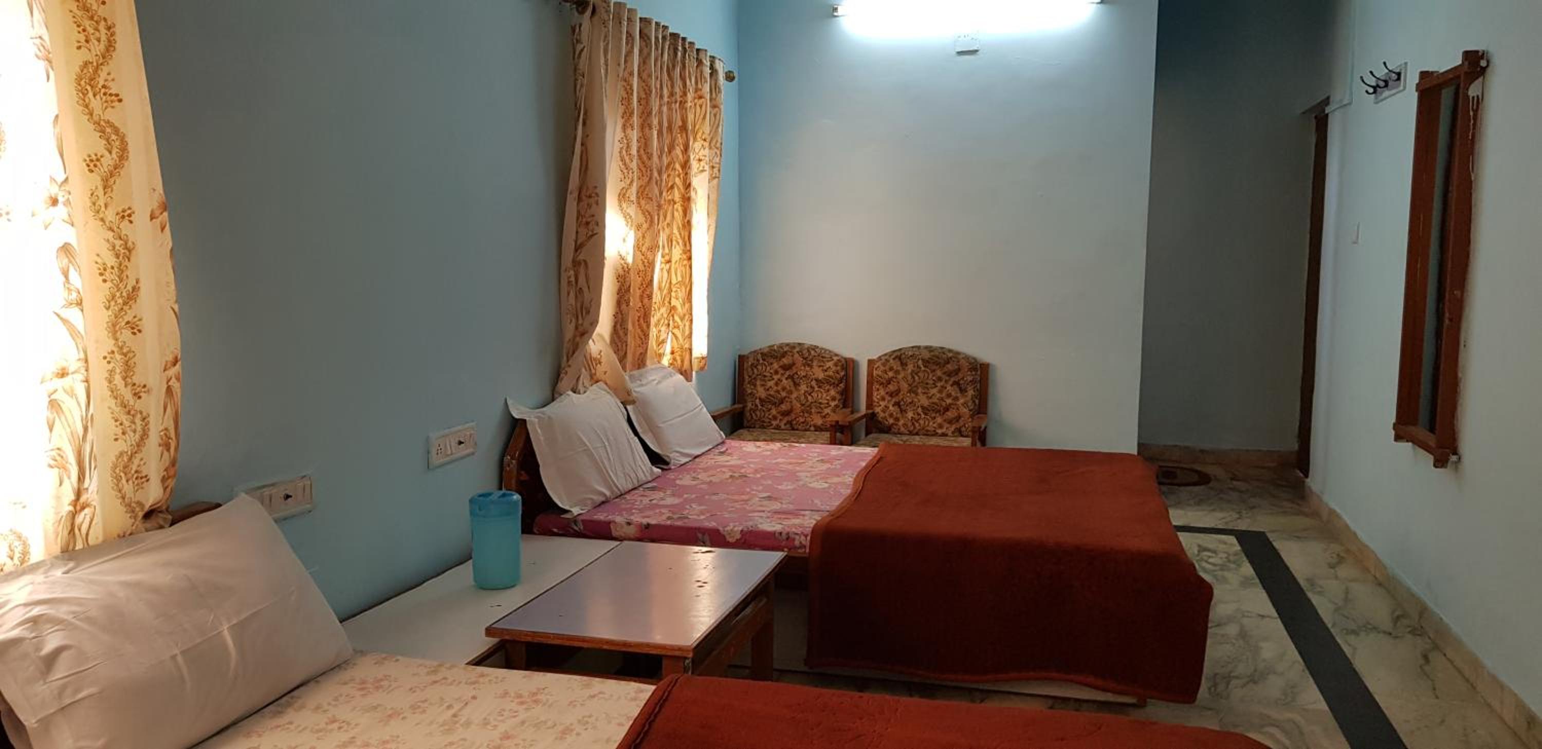 Basic Triple Room With Shared Bathroom photo 2