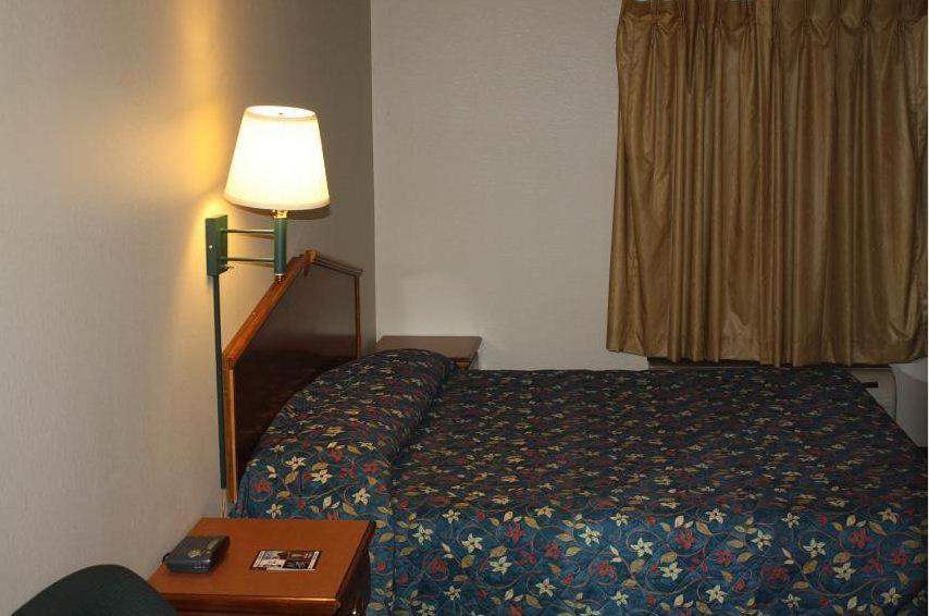 Queen Room with Two Queen Beds - Smoking photo 3