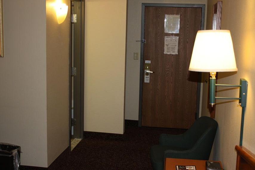 Queen Room with Two Queen Beds - Non-Smoking photo 3