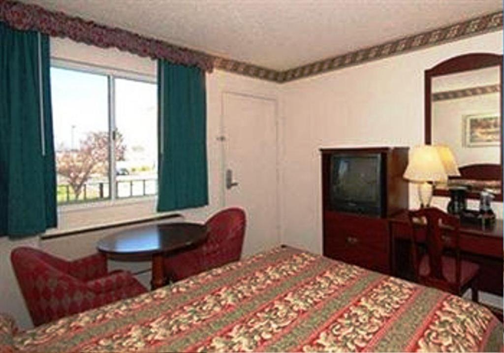 Queen Room - Non-Smoking - Photo 2