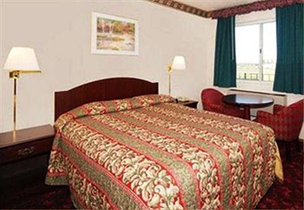 Queen Room - Non-Smoking - Photo 1