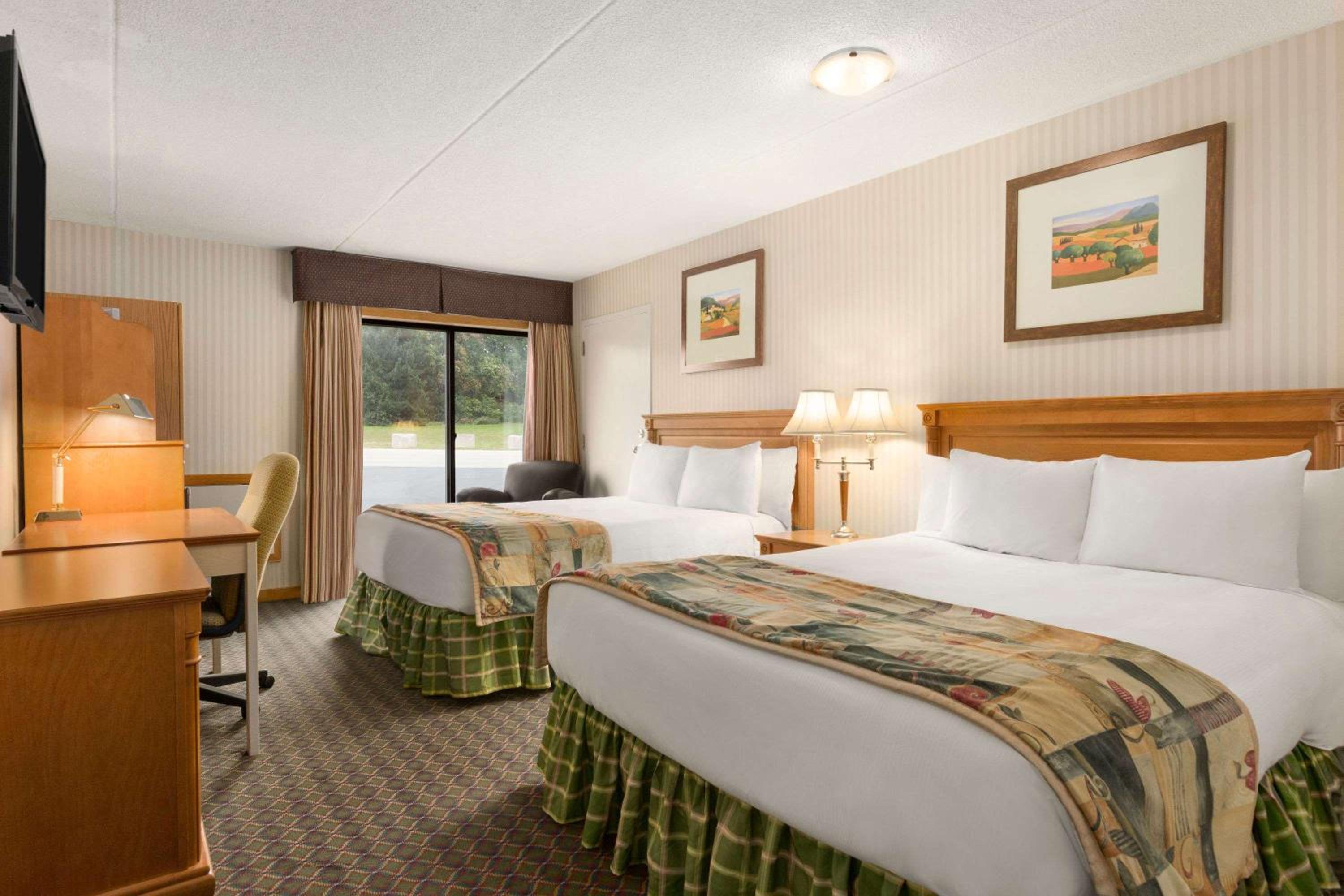 Queen Room with Two Queen Beds - Pet Friendly/Non-Smoking - Photo 3