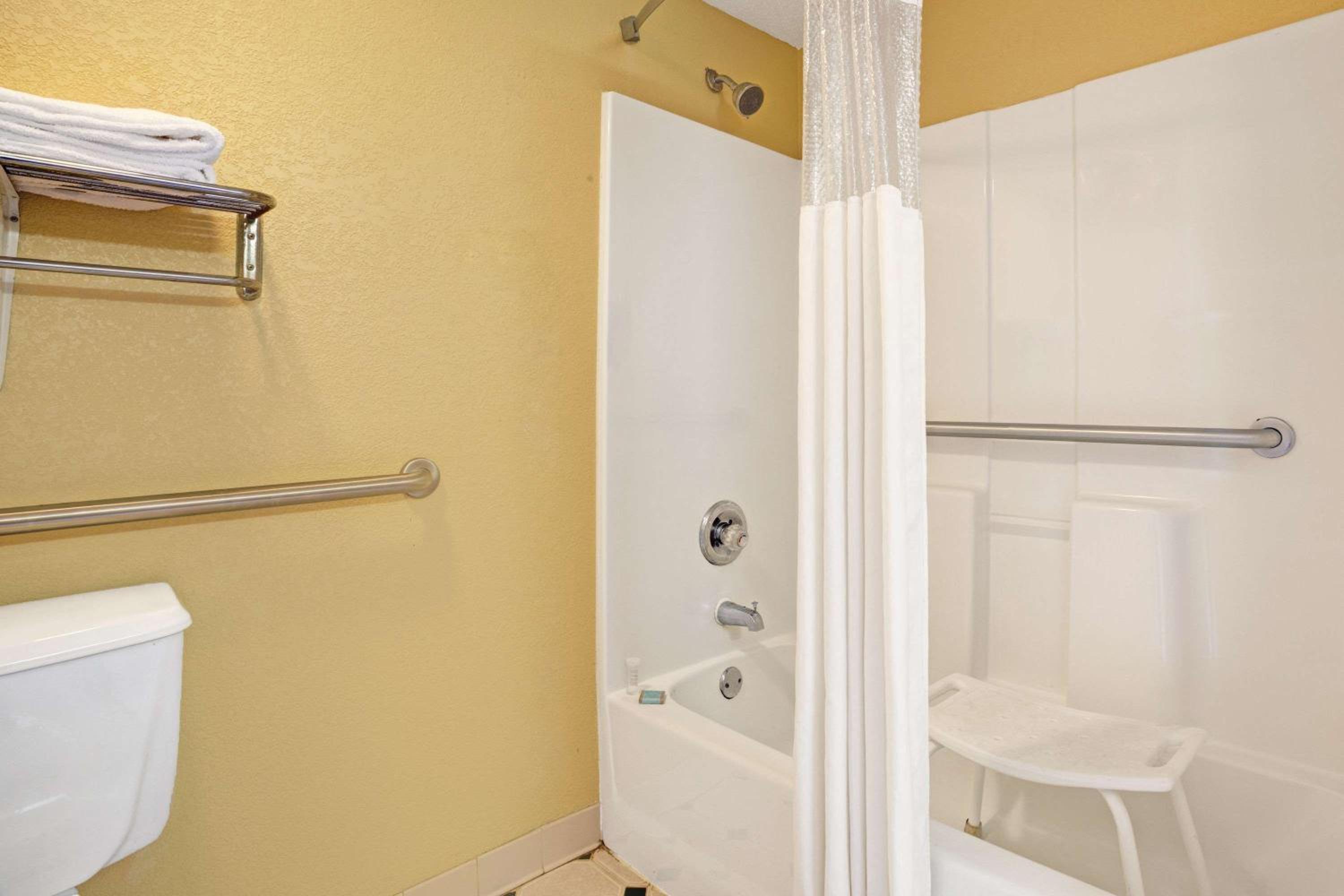 King Room - Disability Access - Non-Smoking - Photo 2