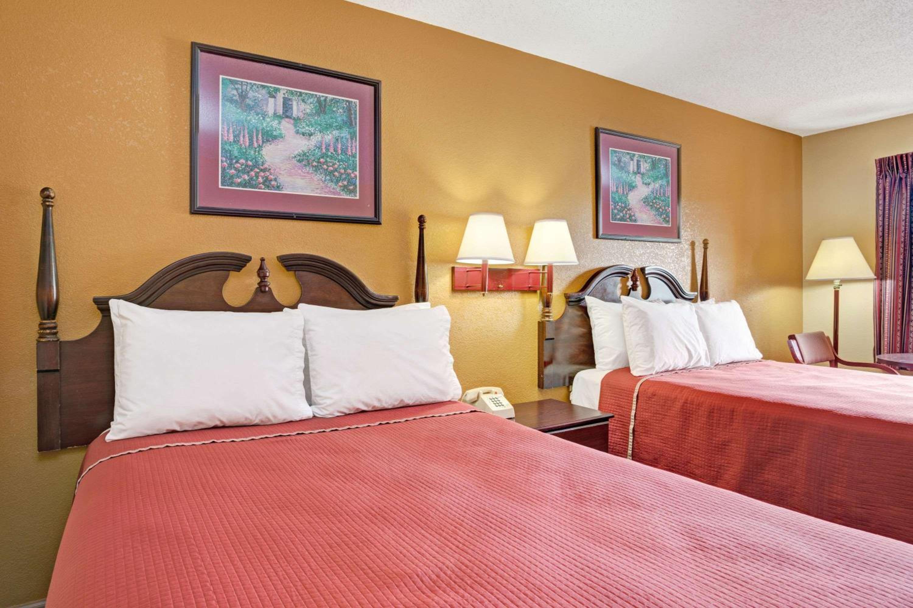 Double Room with Two Double Beds - Smoking - Photo 1