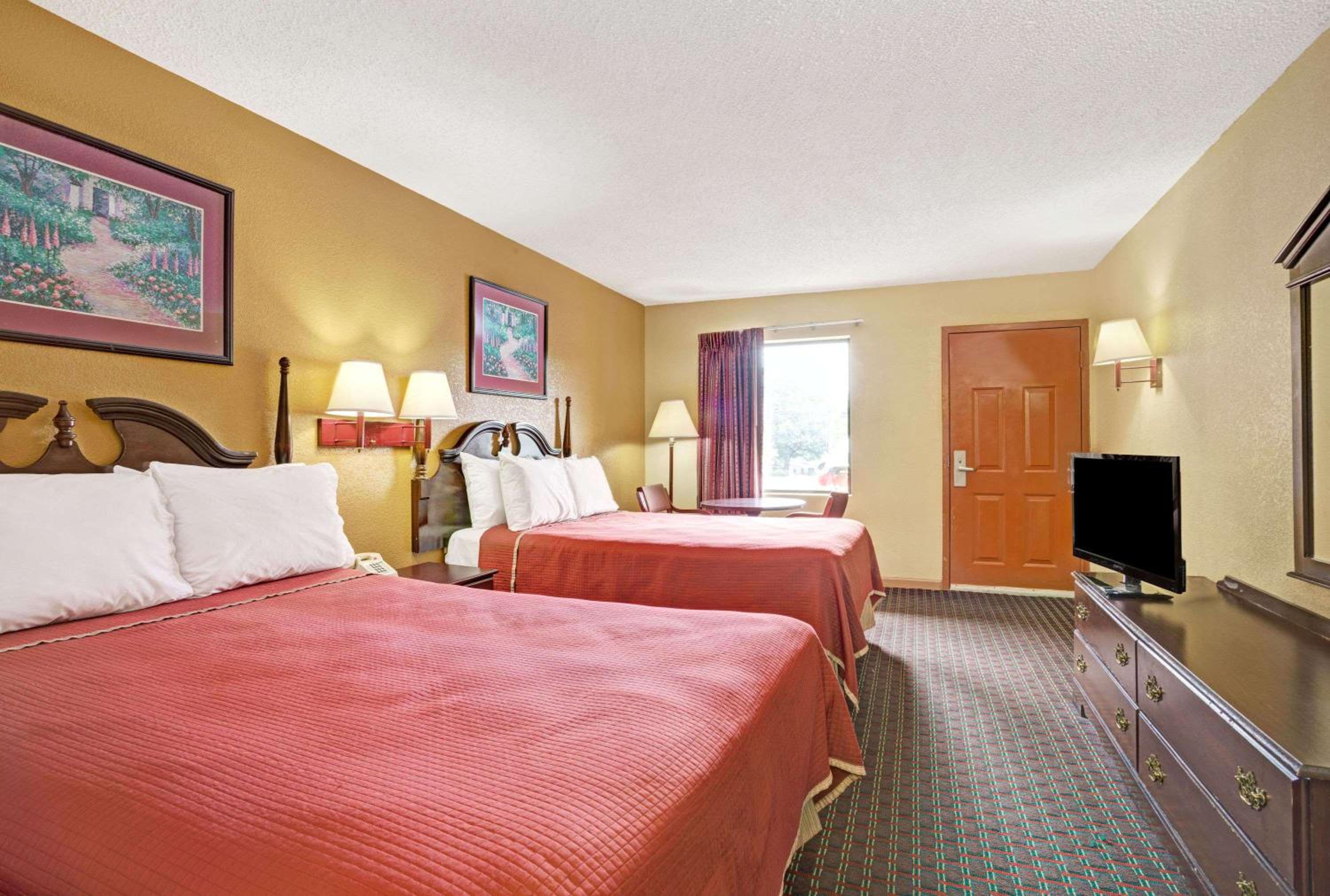 Double Room with Two Double Beds - Smoking - Photo 2