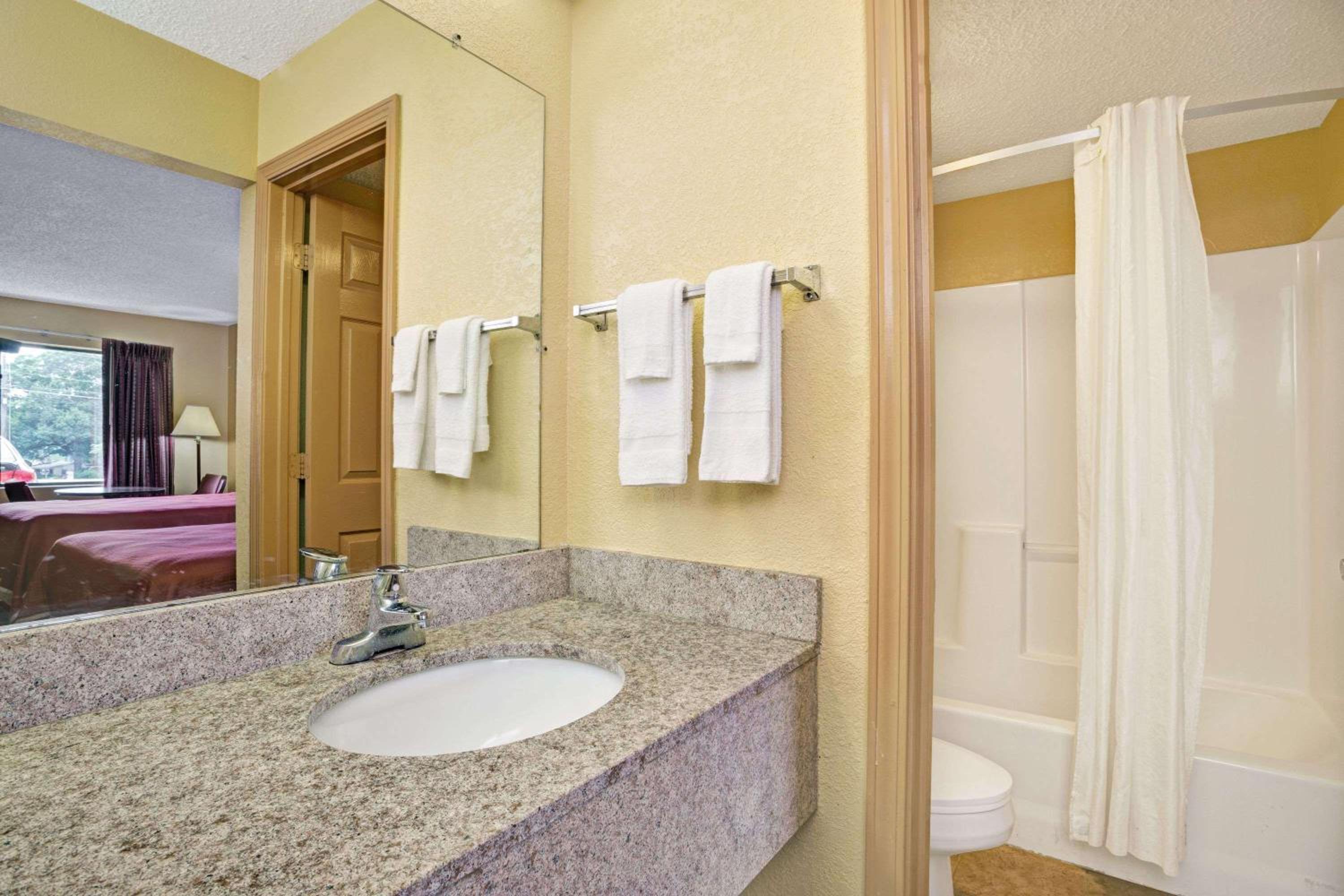 Double Room with Two Double Beds - Smoking - Photo 3