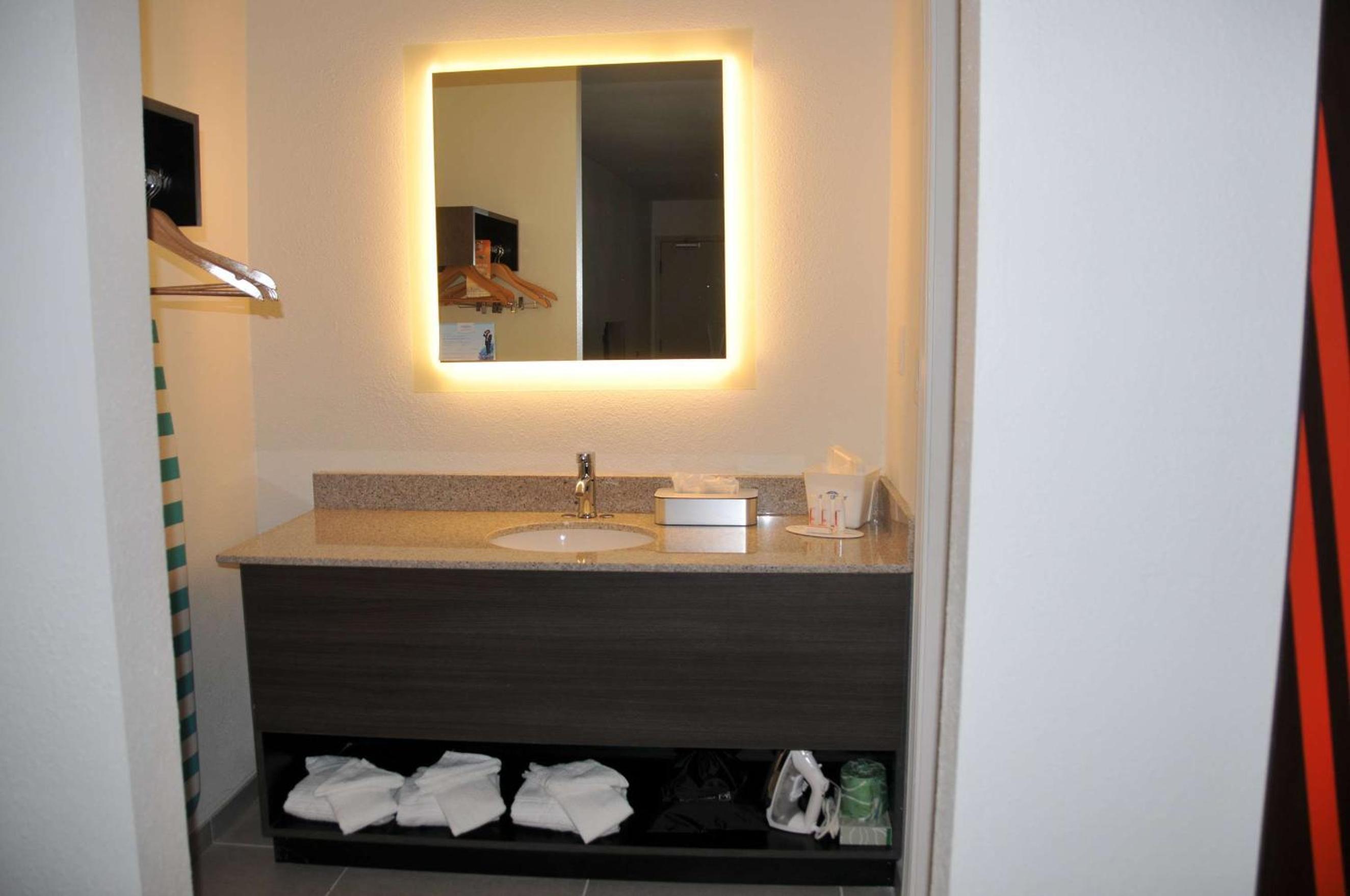 King Room - Non-Smoking - Photo 5