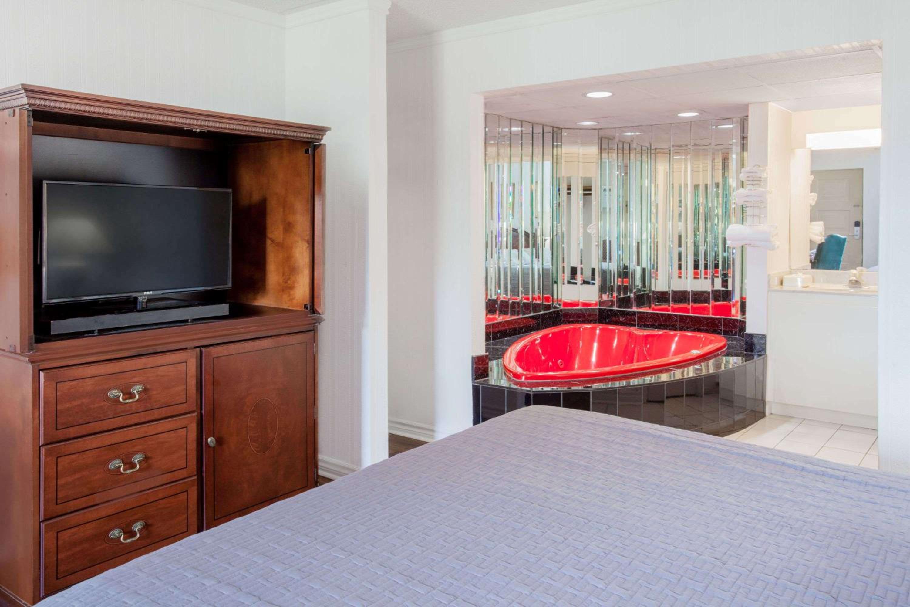 King Suite with Spa Bath - Non-Smoking  - Photo 1