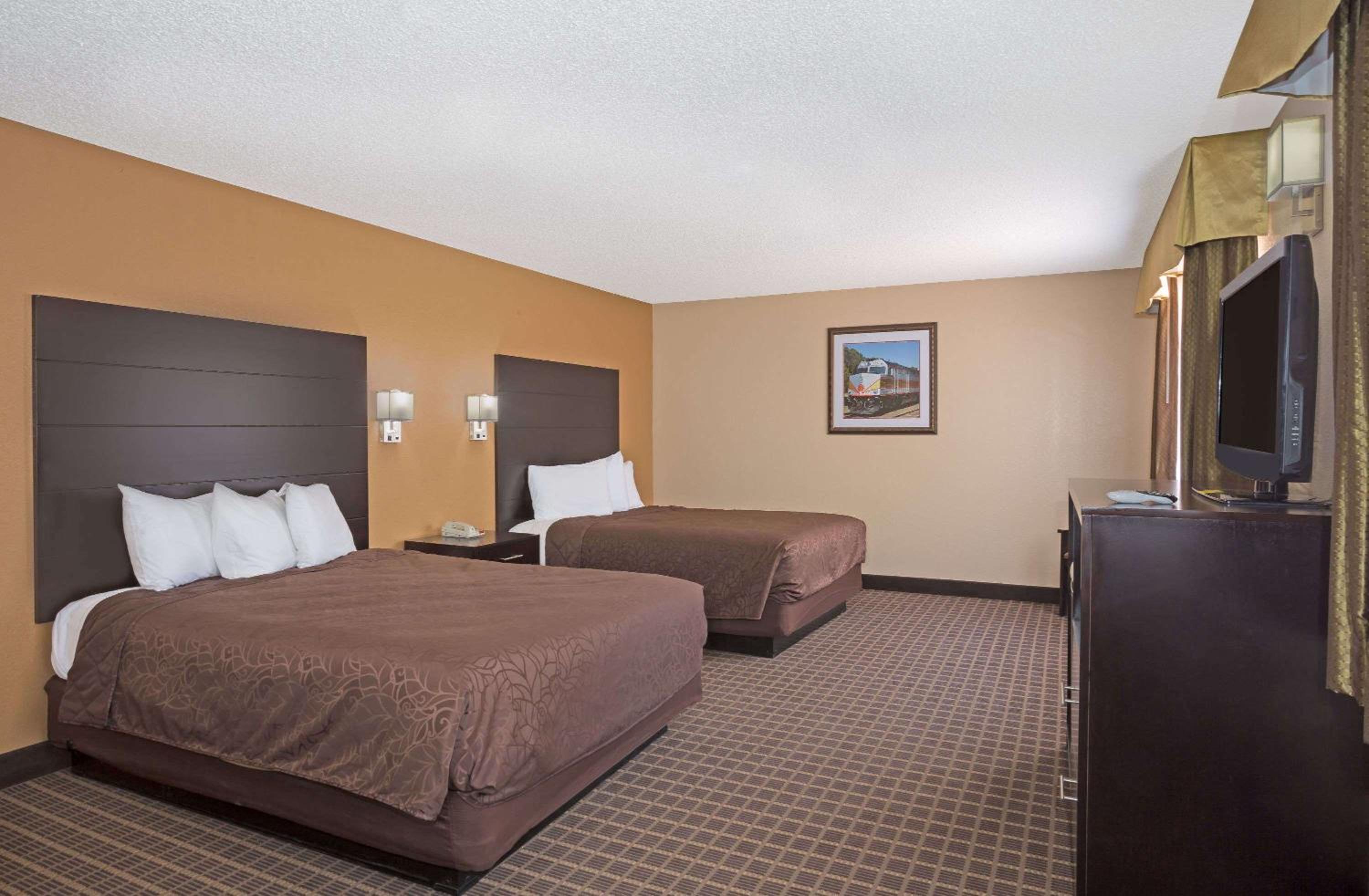 Queen Room with Two Queen Beds - Mobility Access/Non-Smoking photo 2