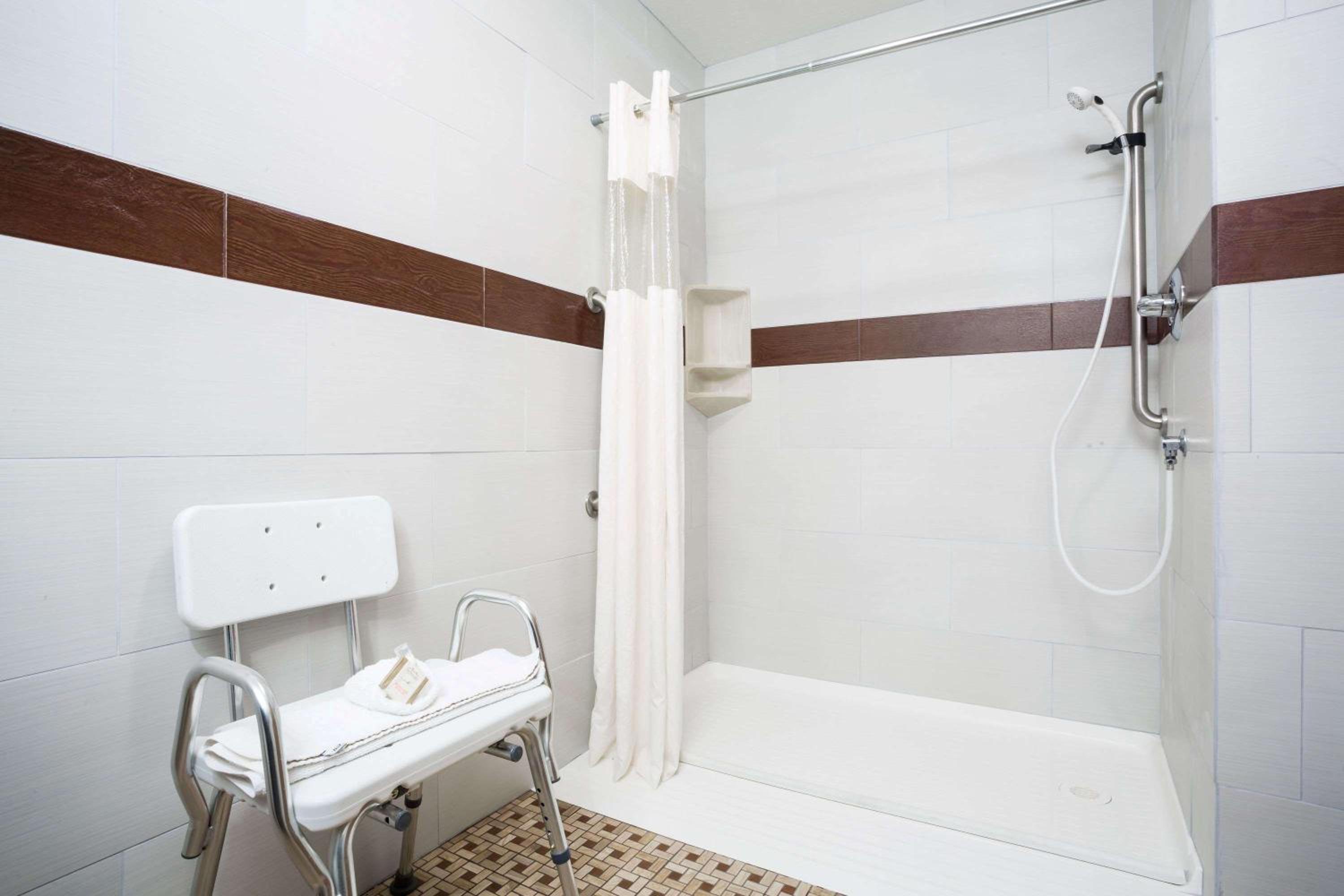 Queen Room with Two Queen Beds - Mobility Access/Non-Smoking photo 3