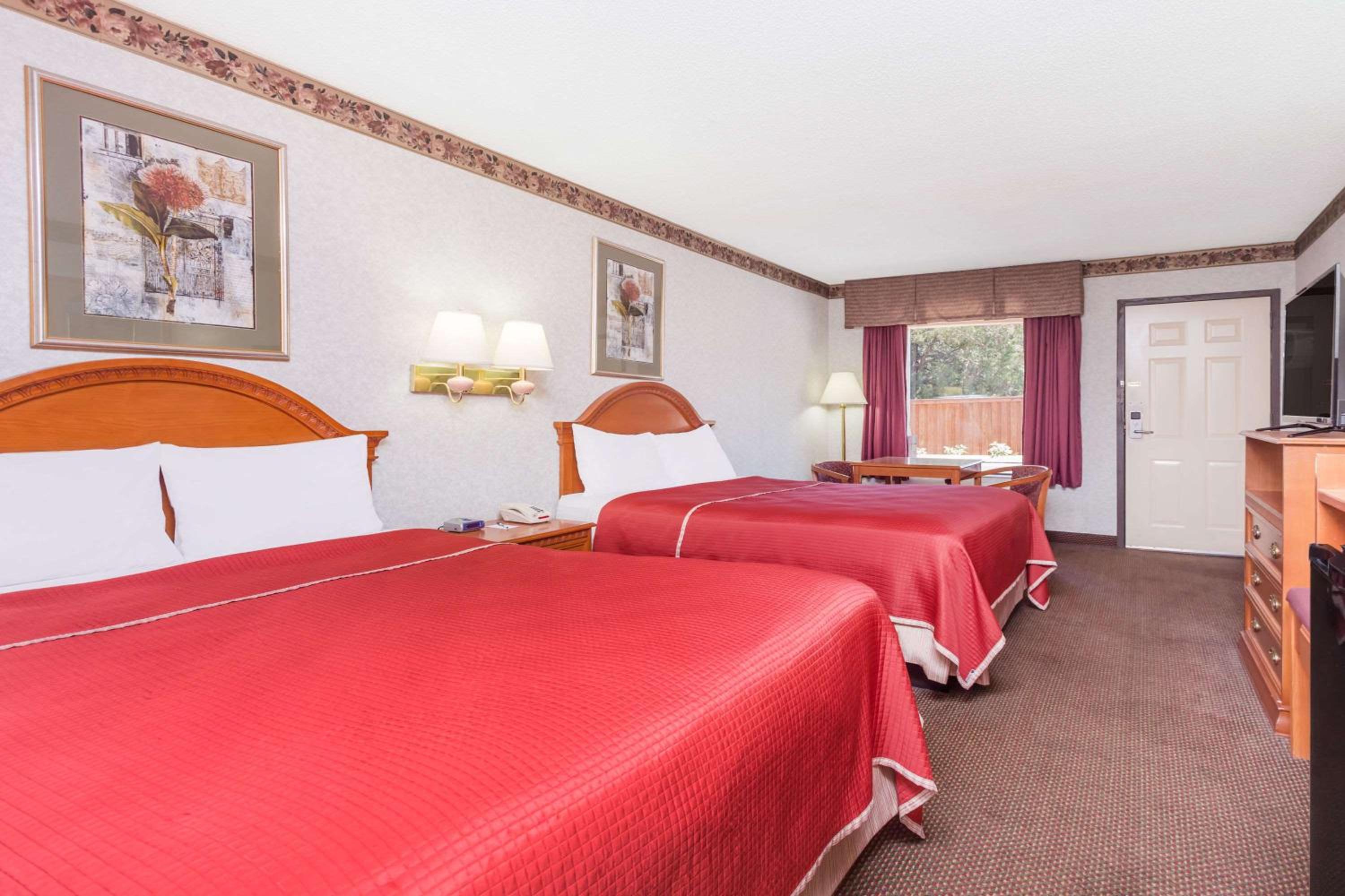 Queen Room with Two Queen Beds - Non-Smoking photo 2