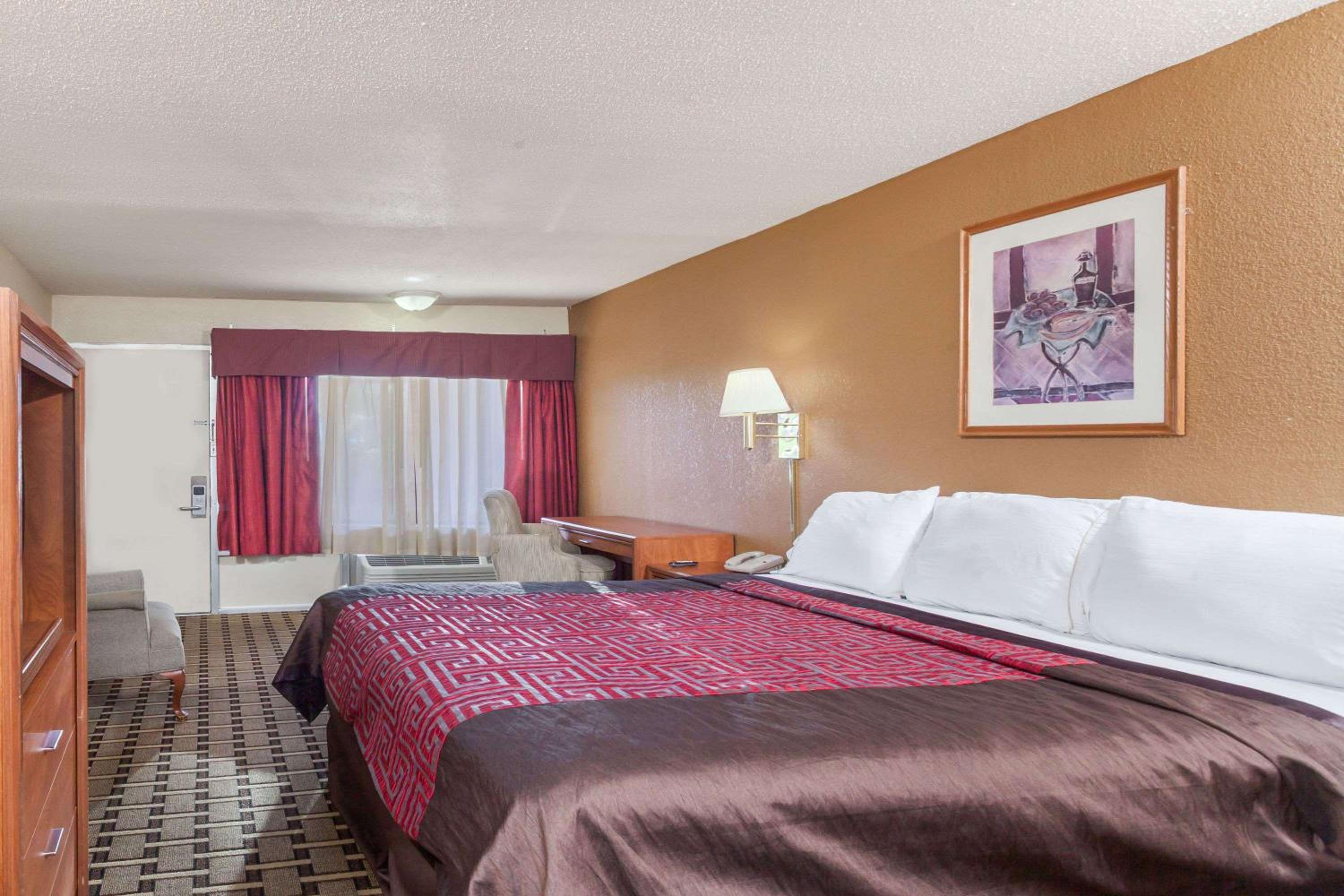 King Room - Non-Smoking - Photo 2