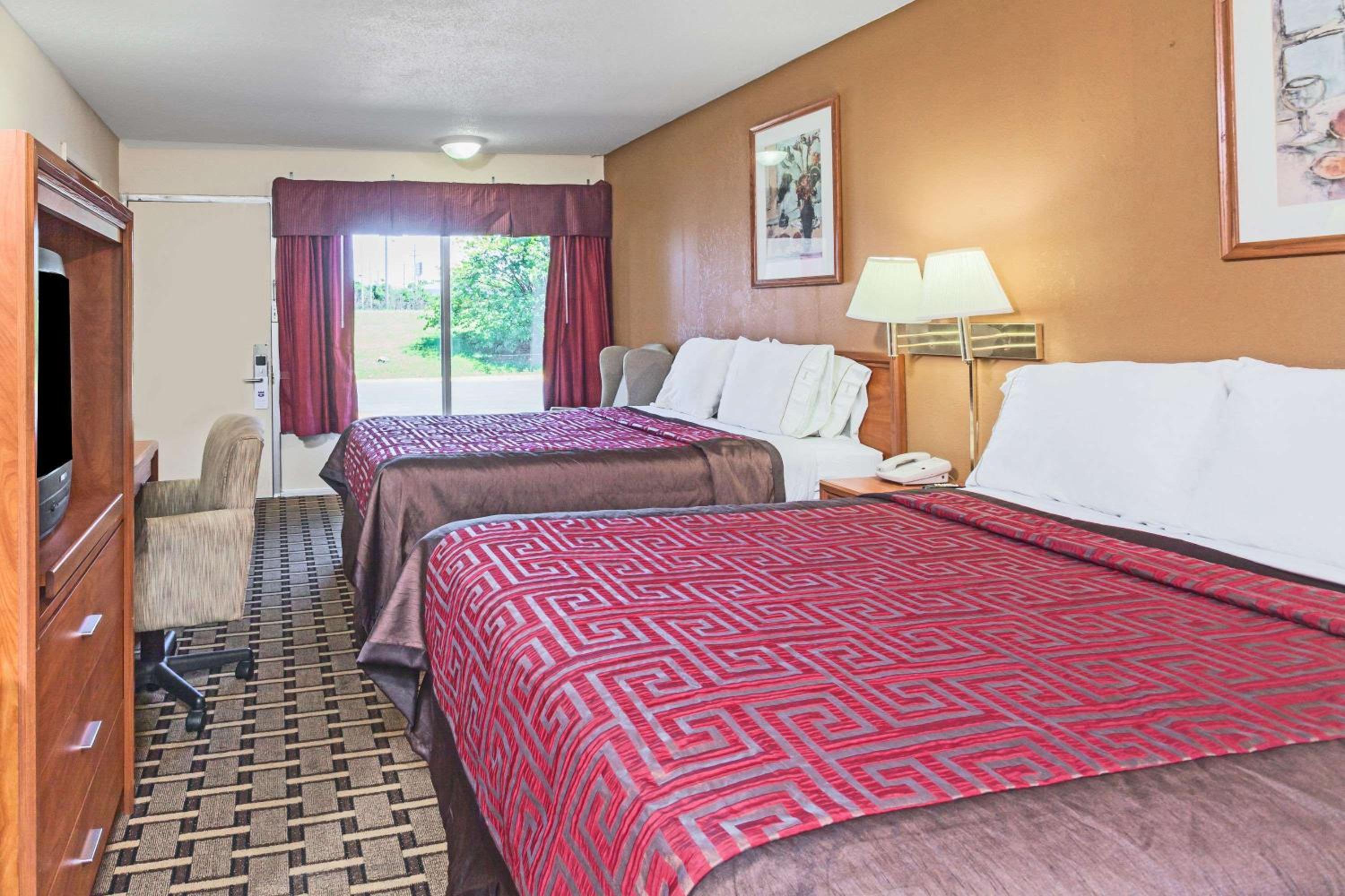 Queen Room with Two Queen Beds - Photo 2