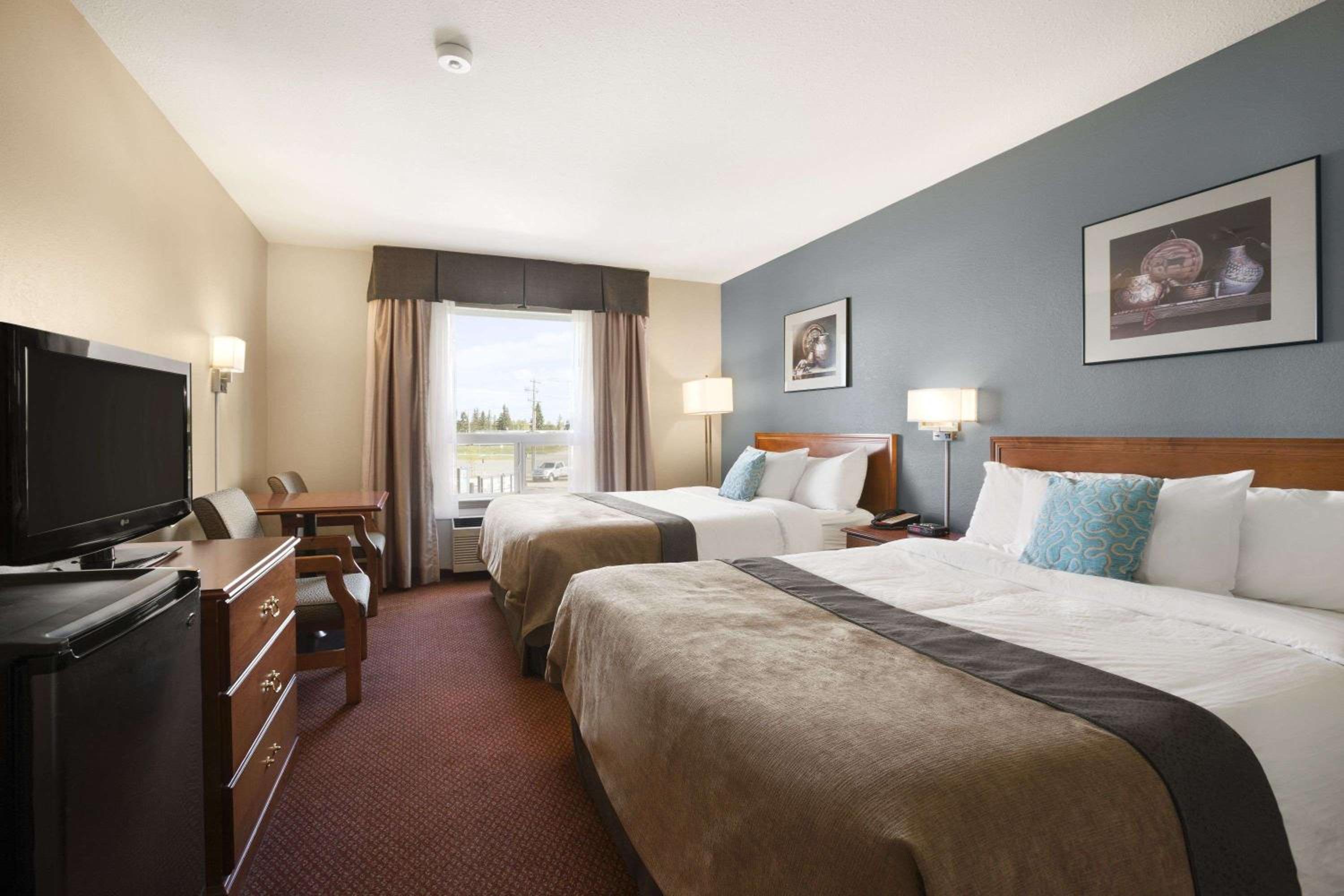 Queen Room with Two Queen Beds - Pet-Friendly/Smoking photo 3