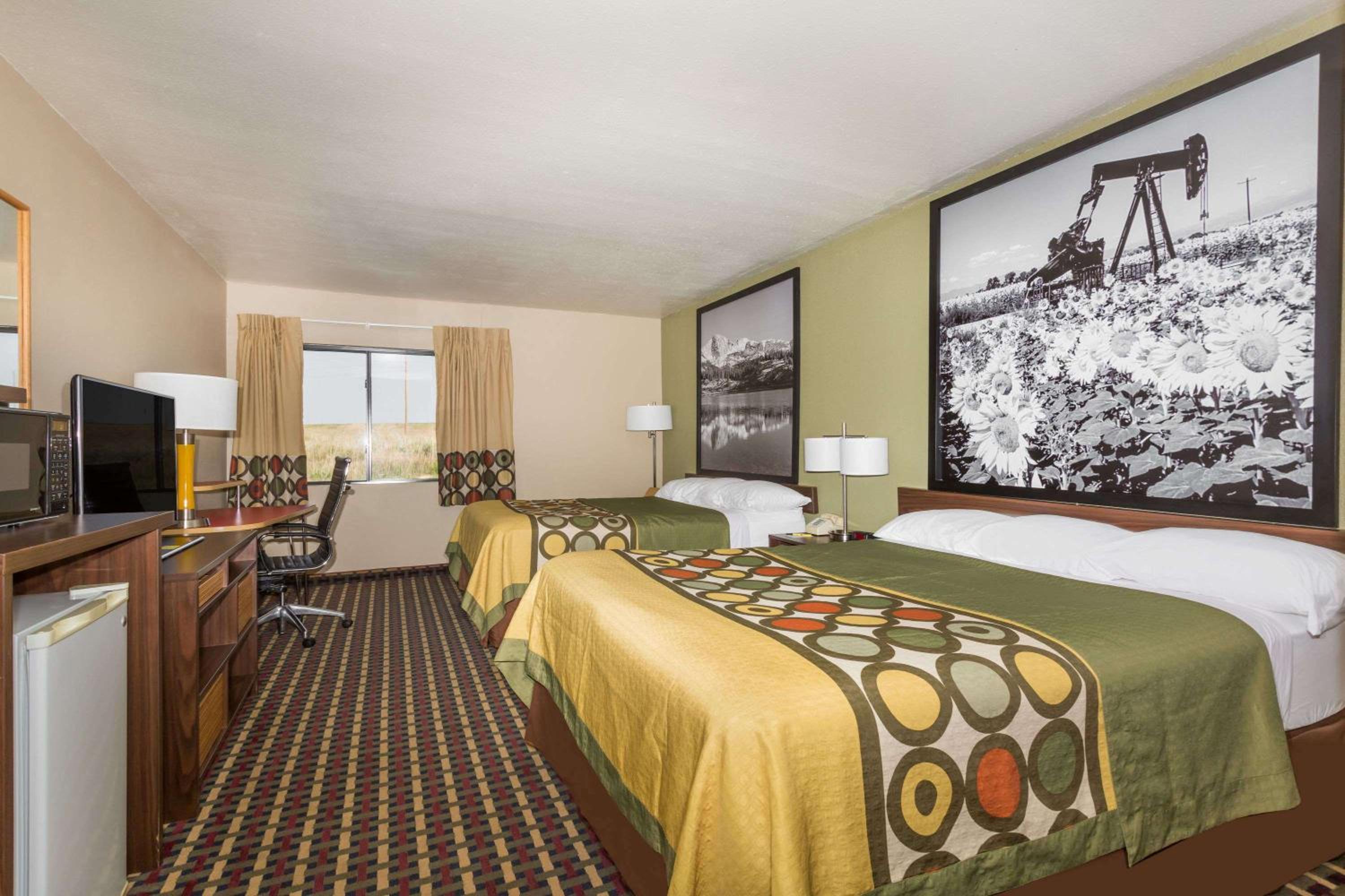 Queen Room with Two Queen Beds - Non-Smoking - Photo 7
