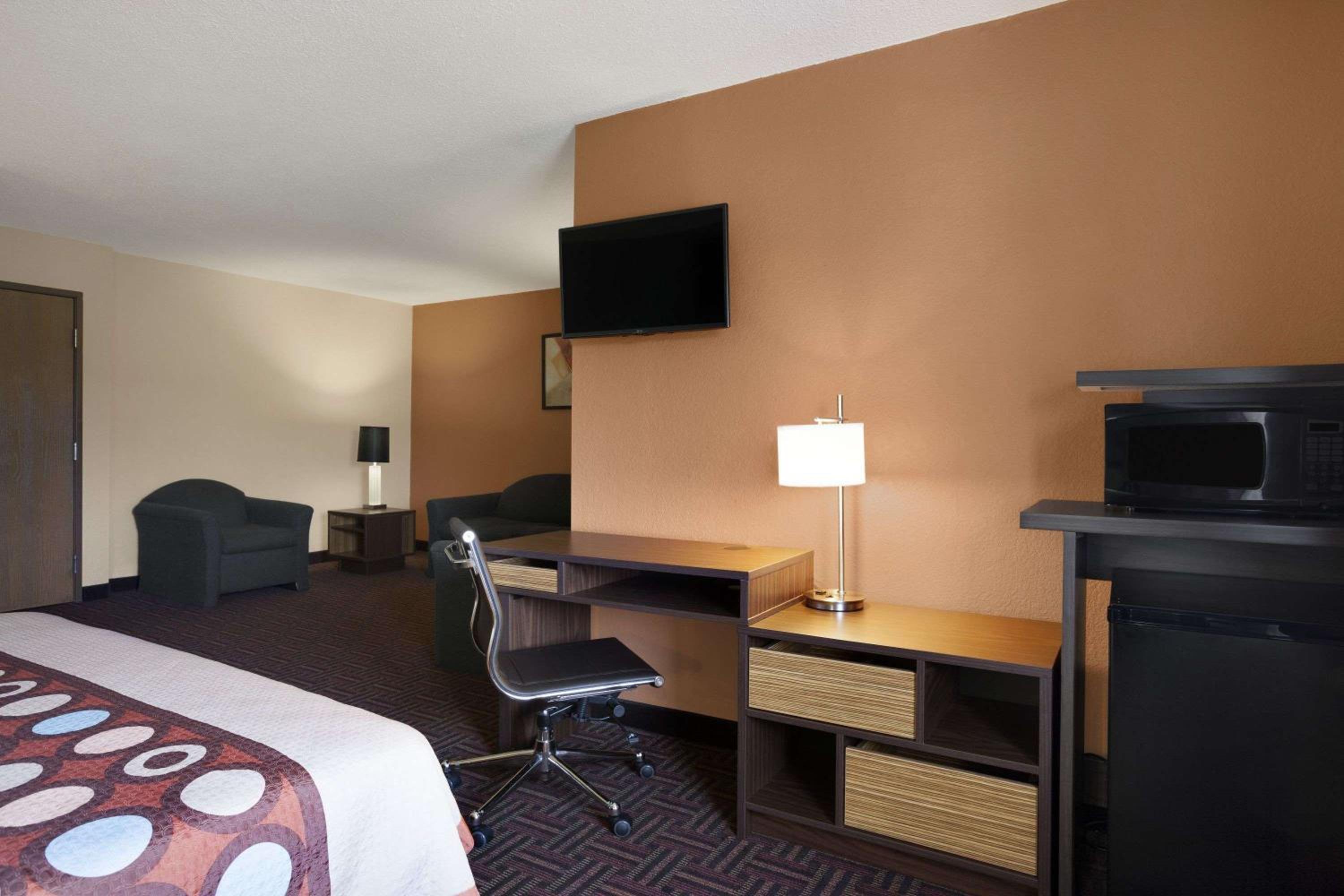 King Suite - Non-Smoking photo 1