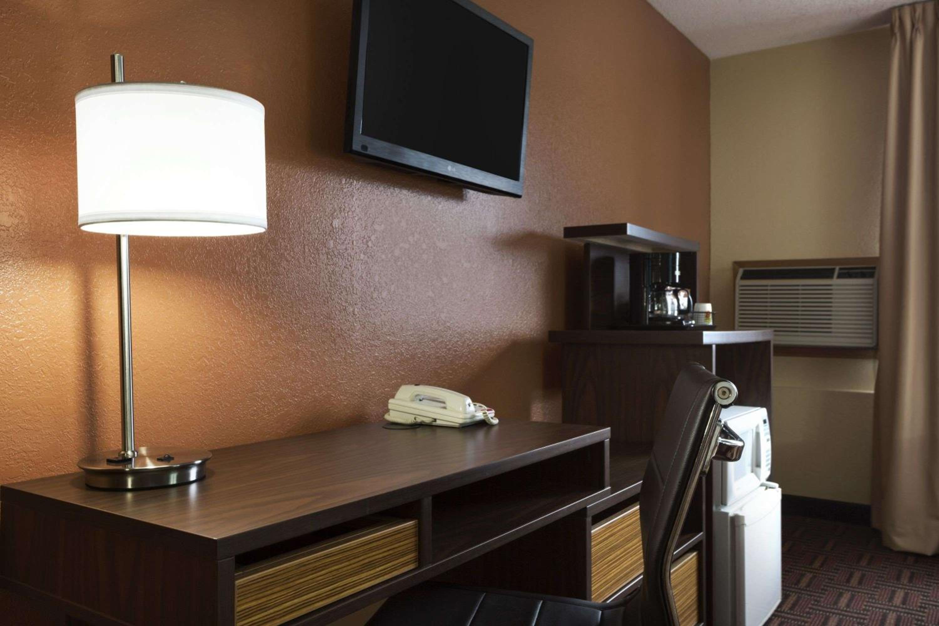 Queen Room with Two Queen Beds - Non-Smoking - Photo 7