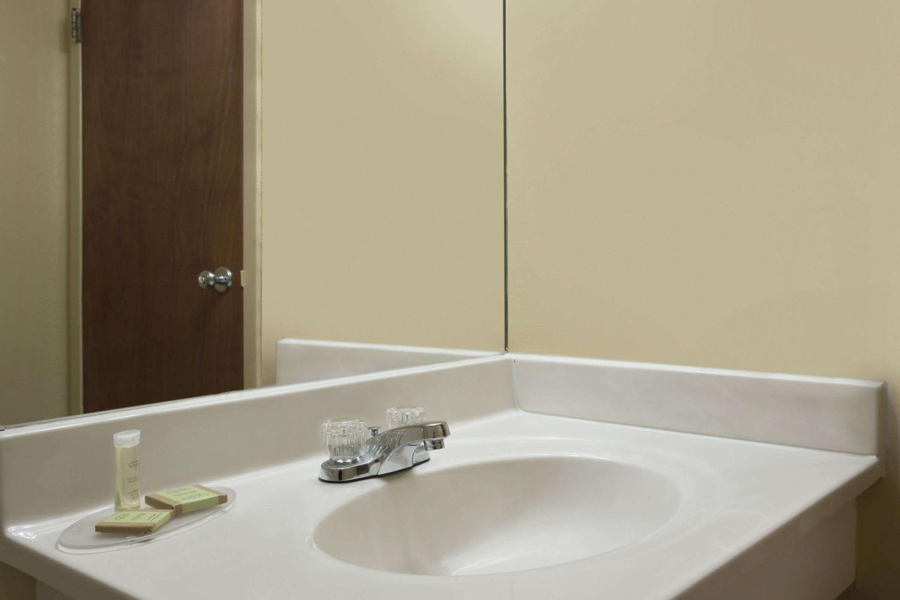King Room- Non-Smoking - Photo 3