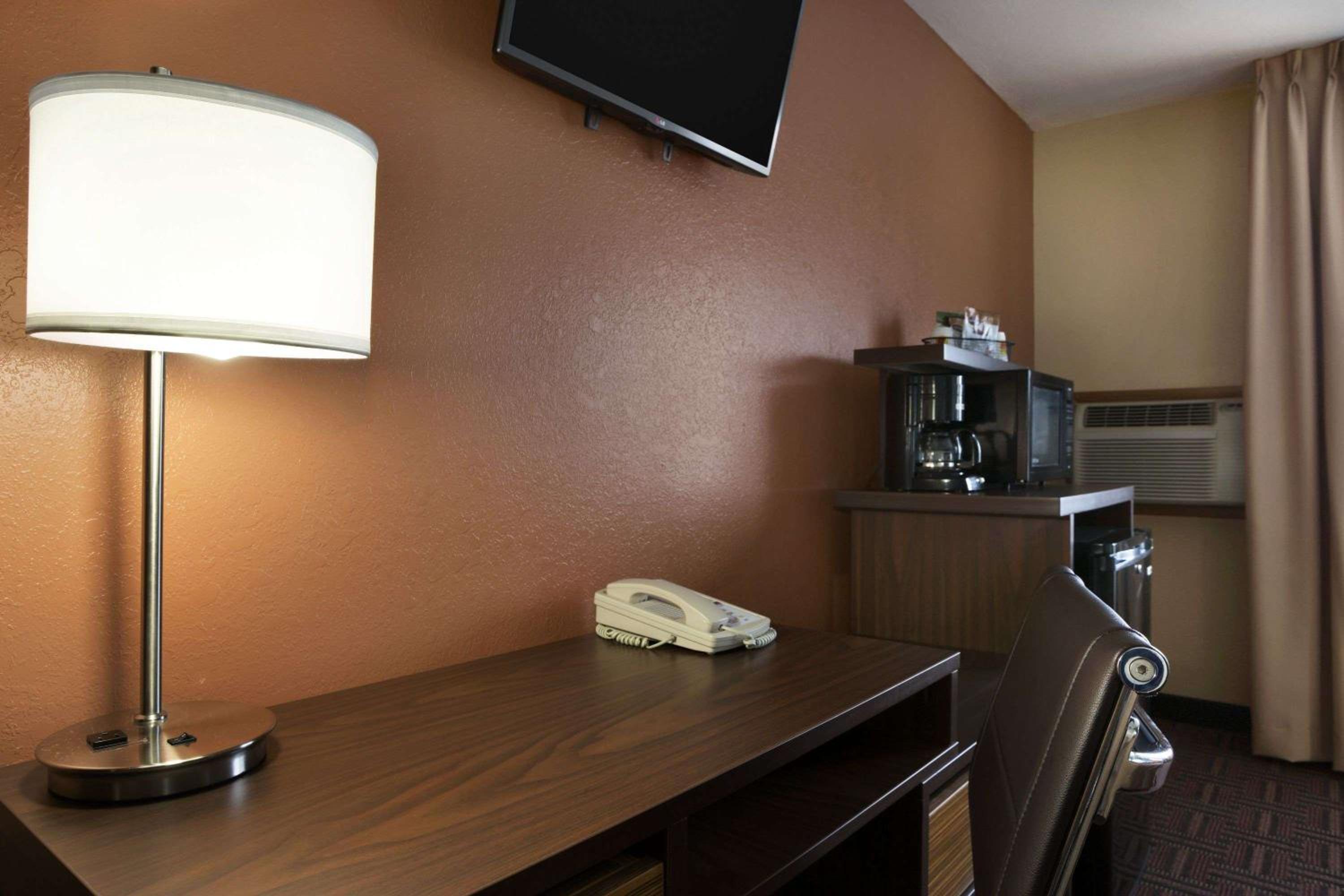 Queen Room with Two Queen Beds - Non-Smoking - Photo 8