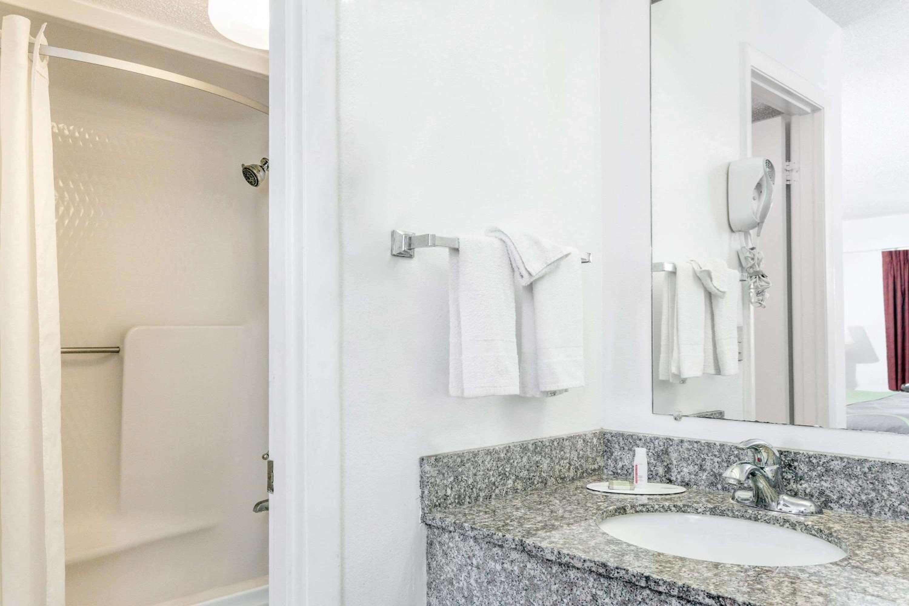 Queen Room with Roll-In Shower - Mobility/Hearing Accessible - Non-Smoking - Photo 4