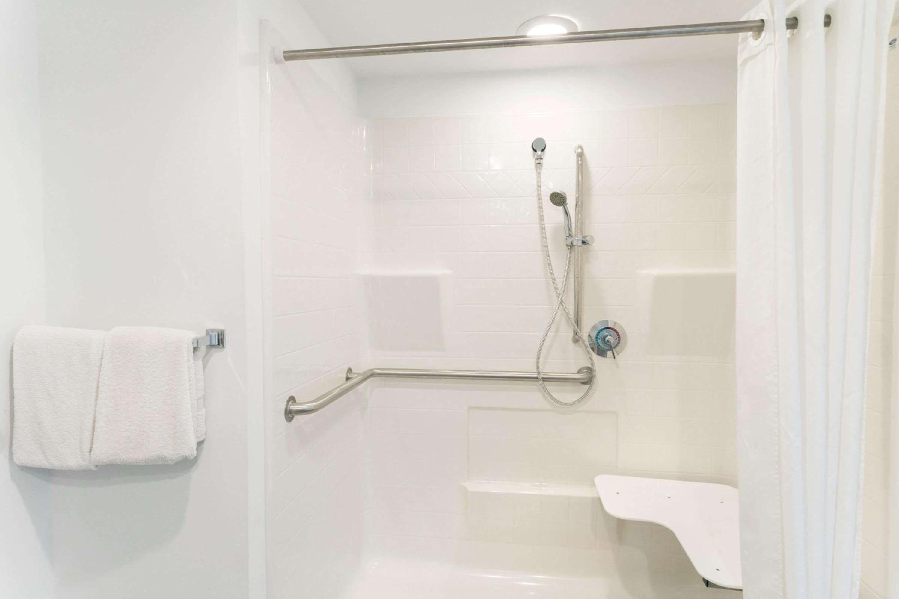 Queen Room with Roll-In Shower - Mobility/Hearing Accessible - Non-Smoking - Photo 3
