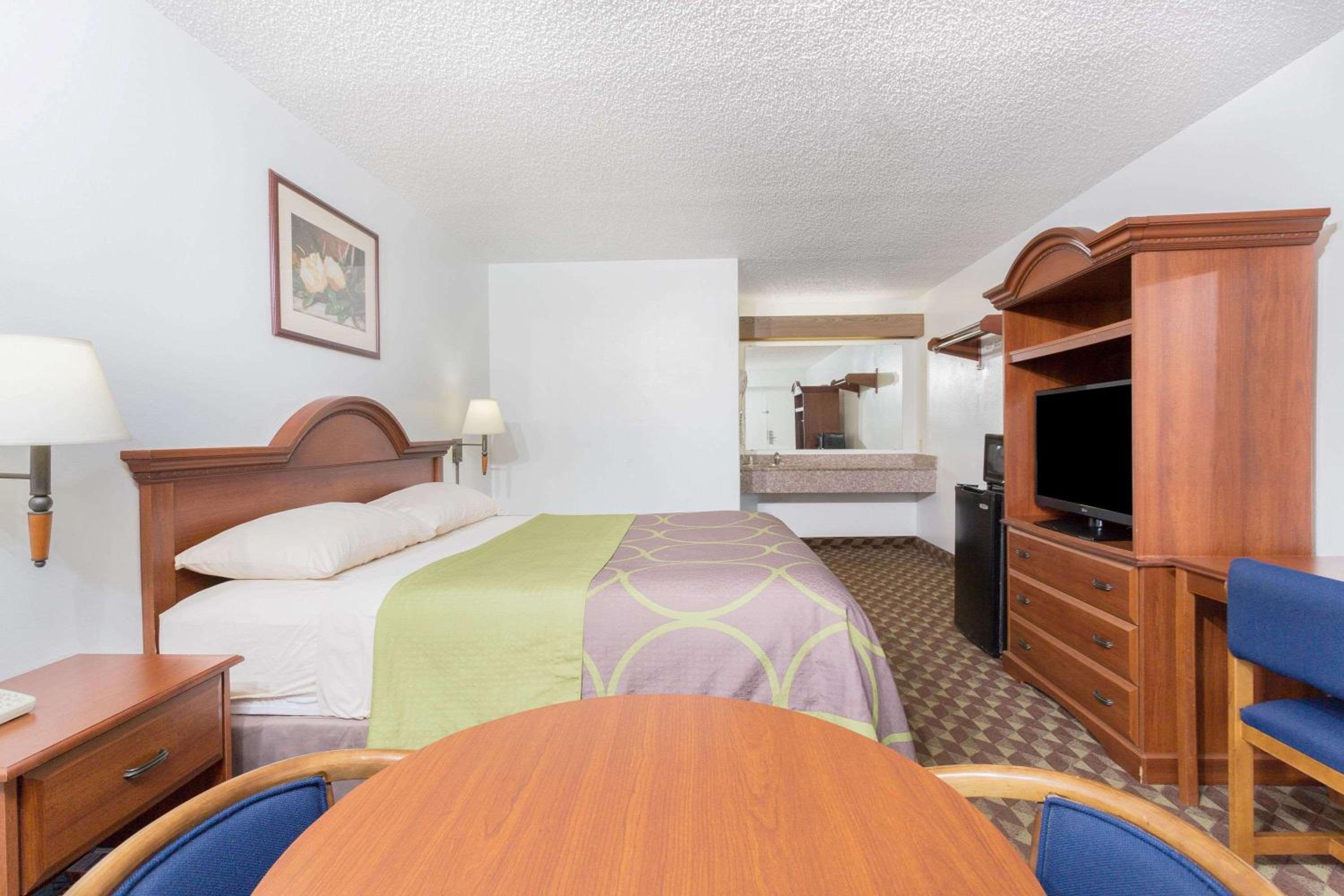 Queen Room with Roll-In Shower - Mobility/Hearing Accessible - Non-Smoking - Photo 1