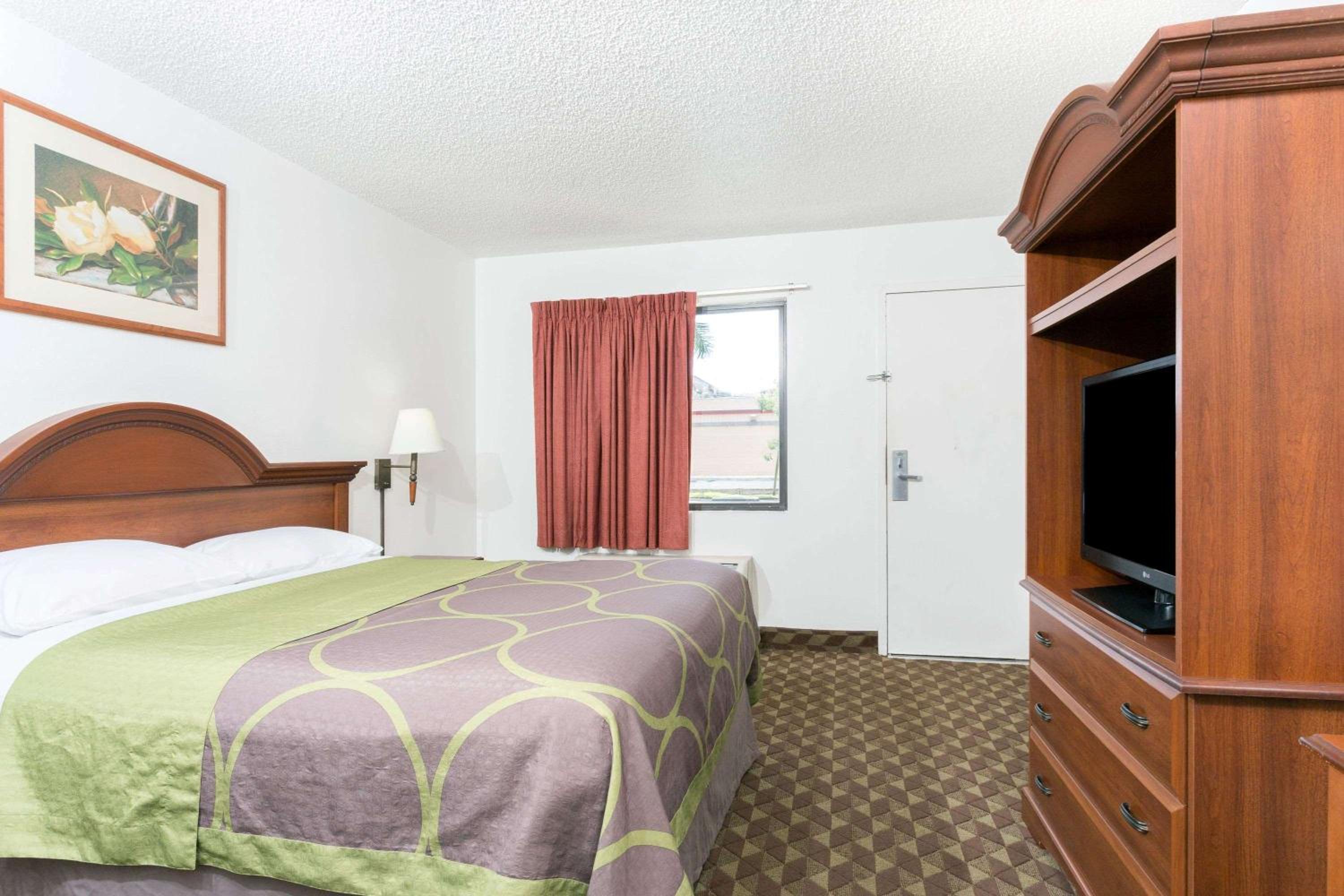 Queen Room with Roll-In Shower - Mobility/Hearing Accessible - Non-Smoking - Photo 2