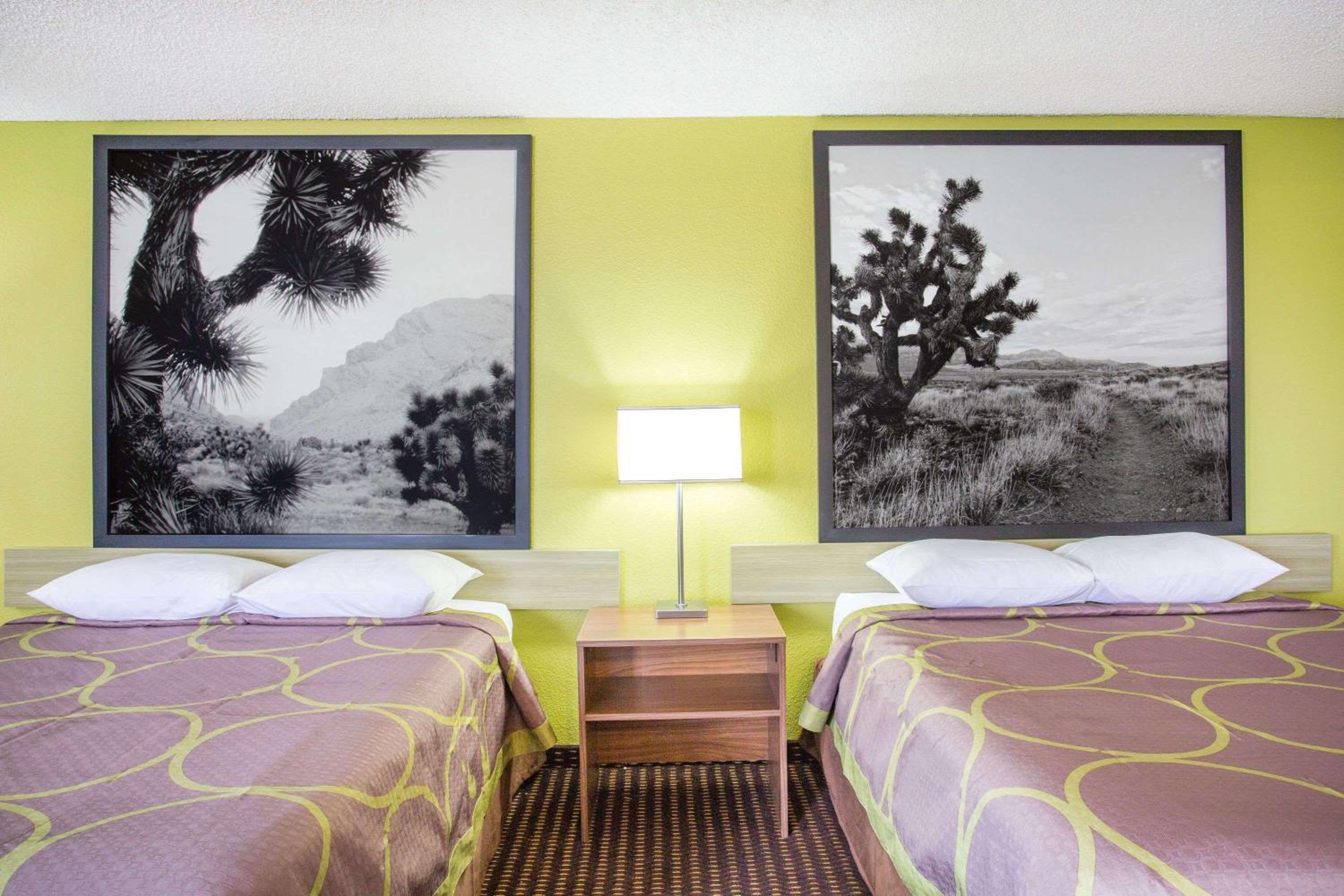 Queen Room with Two Queen Beds - Non-Smoking - Photo 2