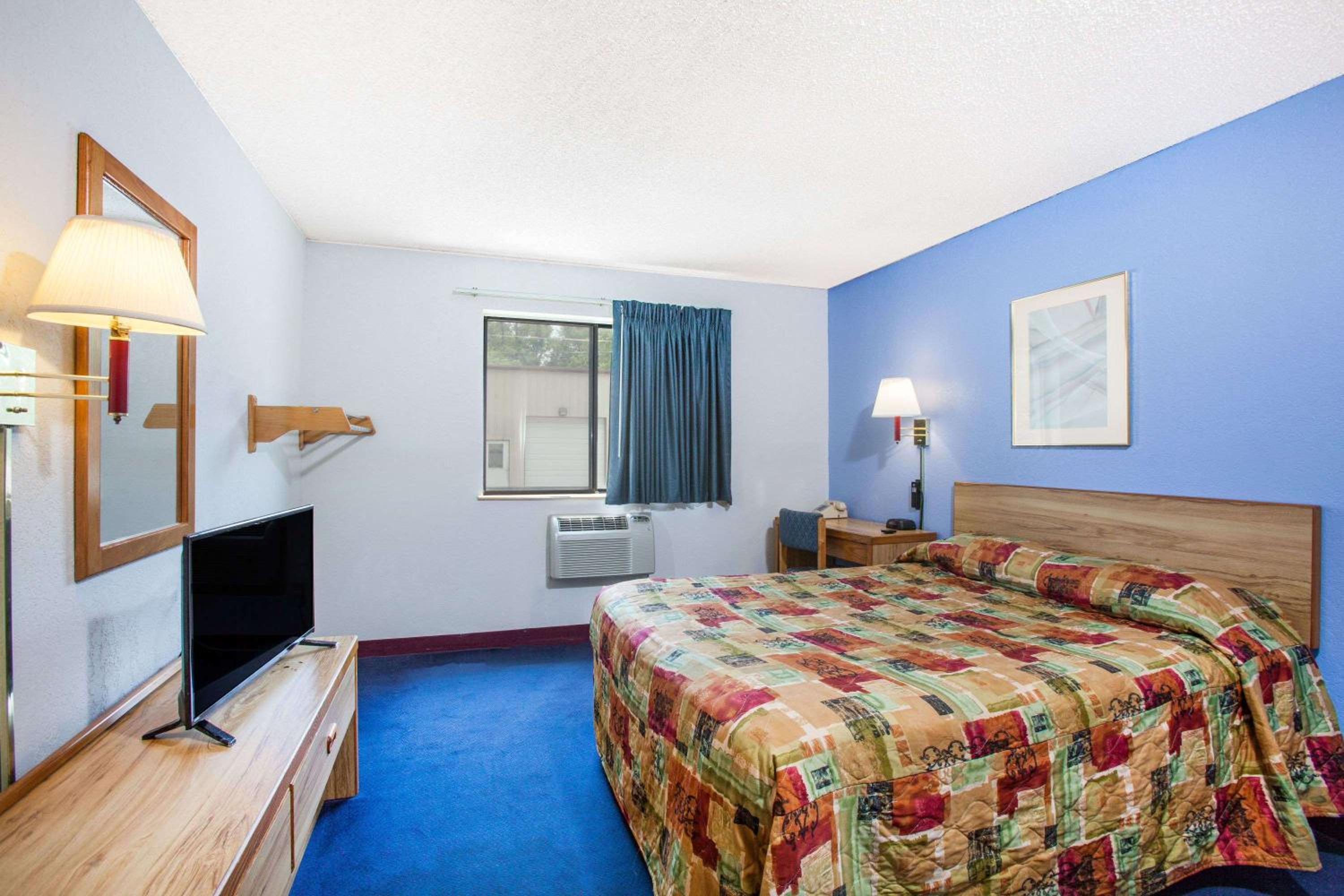 King Room - Non-Smoking - Photo 6