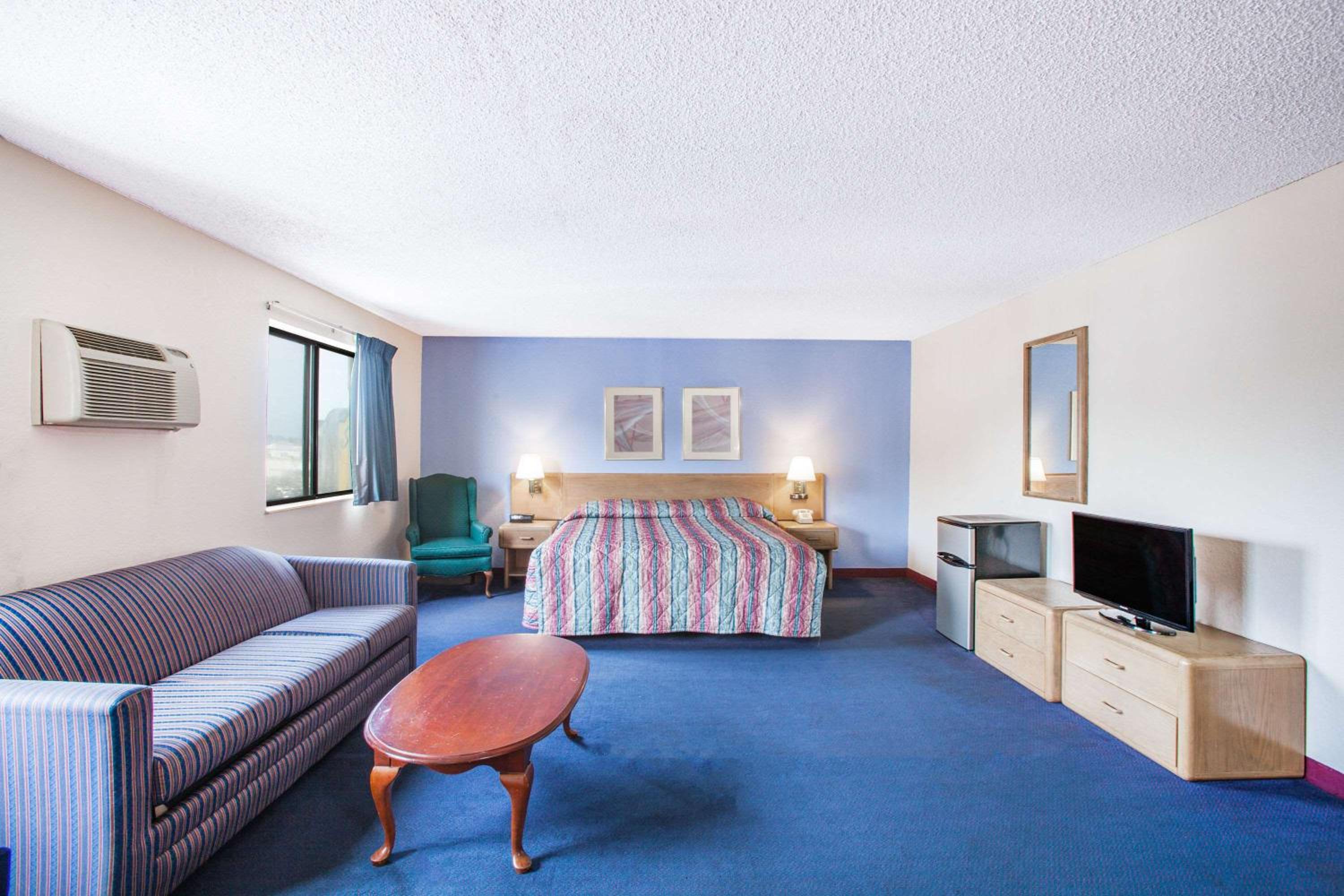 King Suite- Non-Smoking - Photo 6